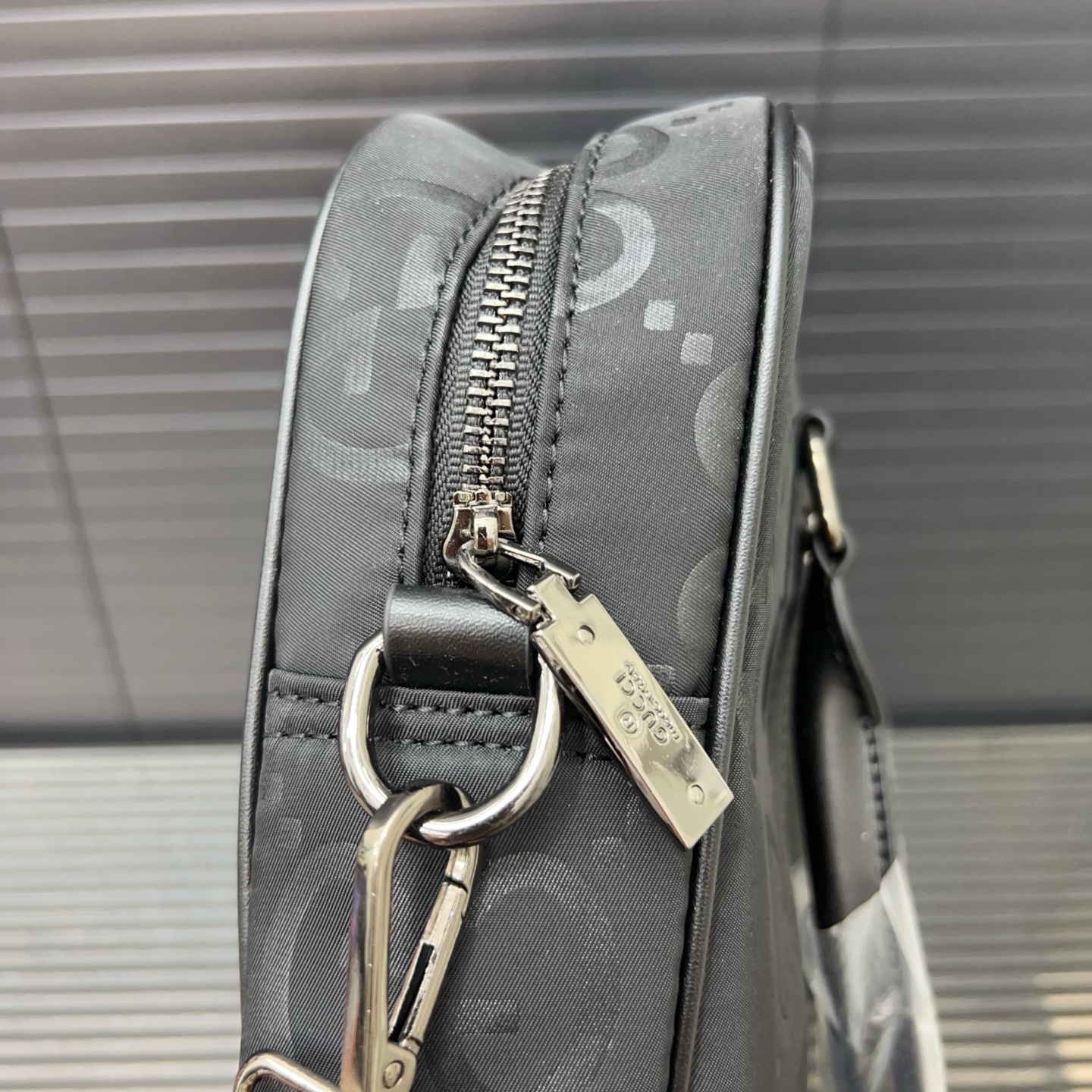 P145 Gucci 古奇
GG帆布男包公文包 手提包 电脑包 经典百搭 实物拍摄 原厂原版面料 配送防尘袋  28 x 38 cm。