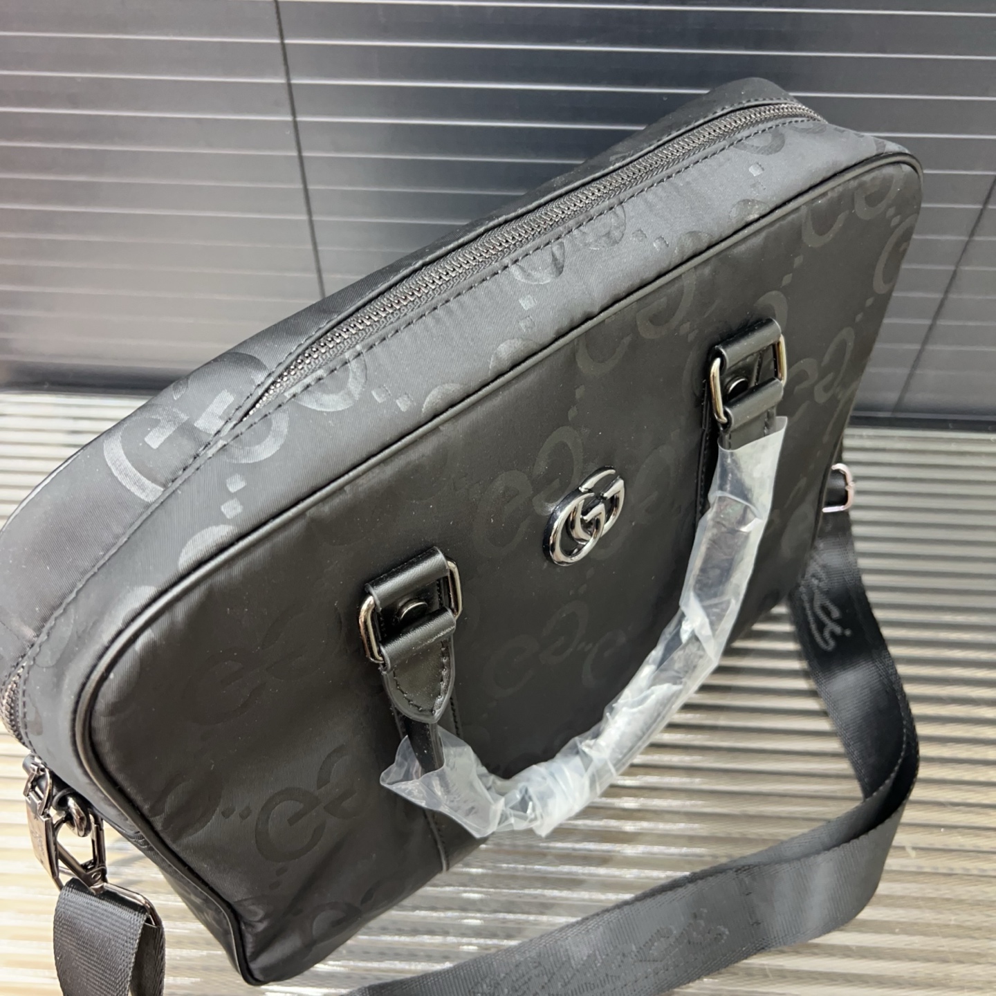 P145 Gucci 古奇
GG帆布男包公文包 手提包 电脑包 经典百搭 实物拍摄 原厂原版面料 配送防尘袋  28 x 38 cm。