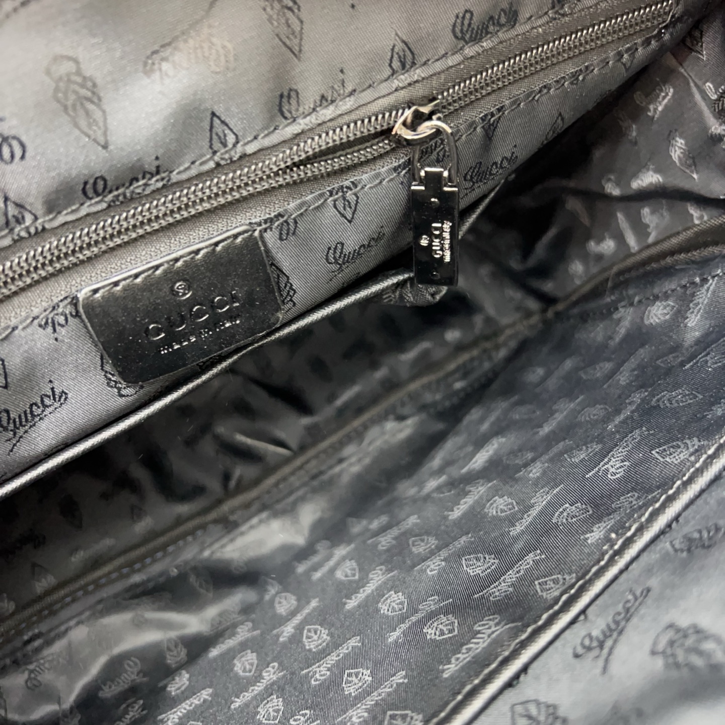 P145 Gucci 古奇
GG帆布男包公文包 手提包 电脑包 经典百搭 实物拍摄 原厂原版面料 配送防尘袋  28 x 38 cm。