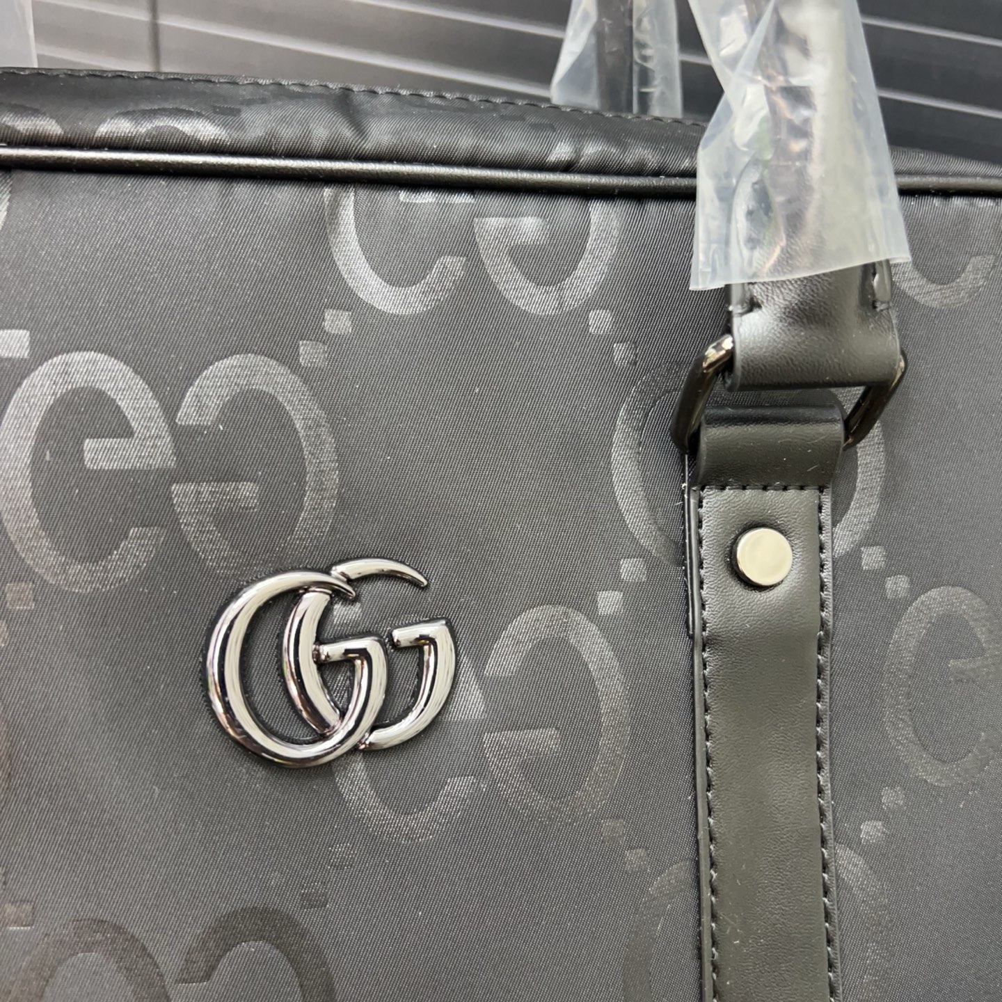 P145 Gucci 古奇
GG帆布男包公文包 手提包 电脑包 经典百搭 实物拍摄 原厂原版面料 配送防尘袋  28 x 38 cm。