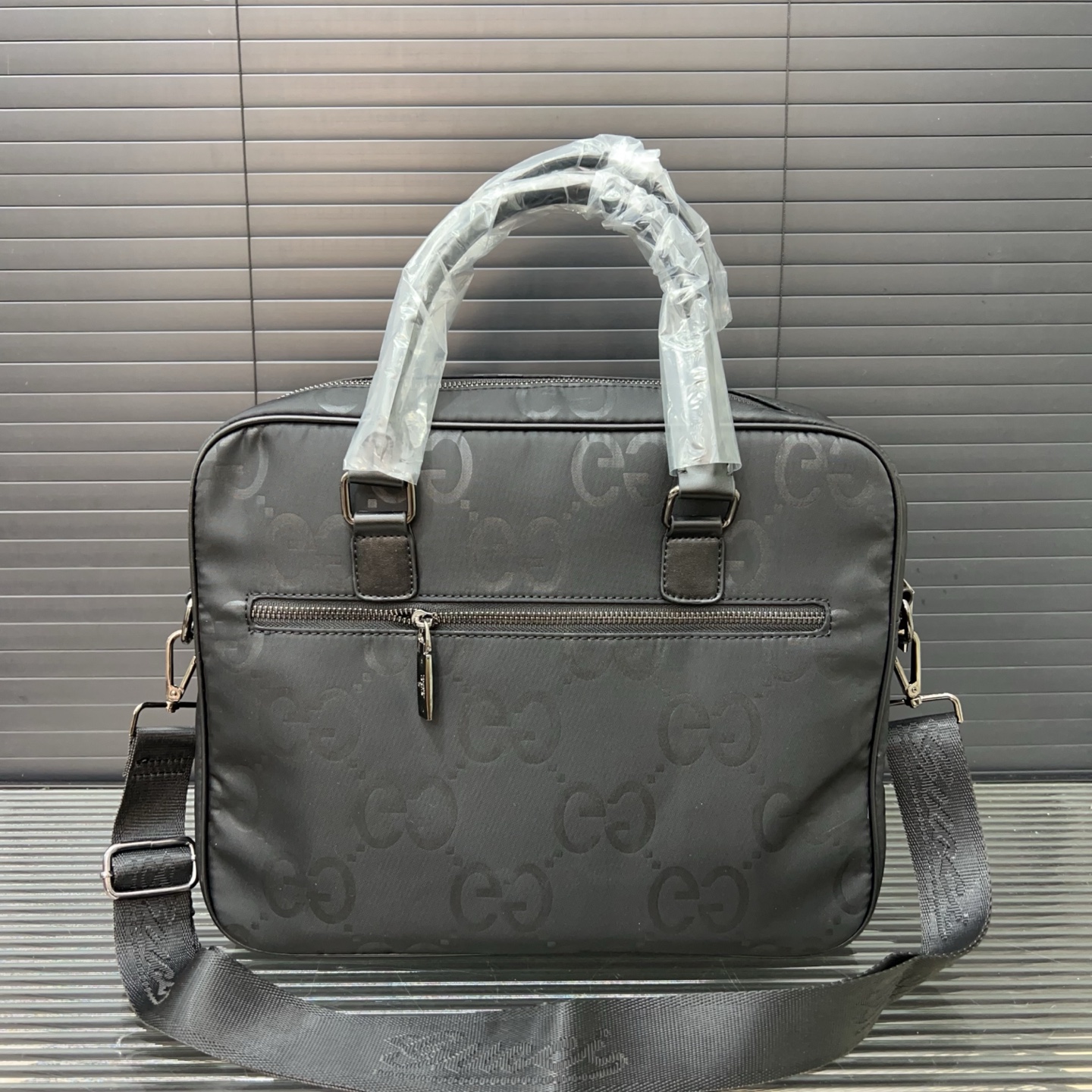P145 Gucci 古奇
GG帆布男包公文包 手提包 电脑包 经典百搭 实物拍摄 原厂原版面料 配送防尘袋  28 x 38 cm。