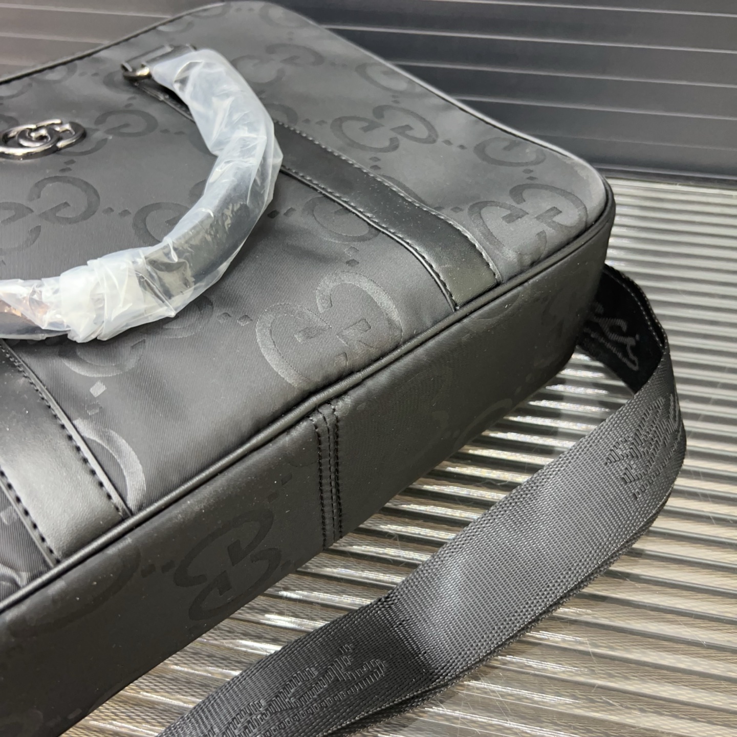 P145 Gucci 古奇
GG帆布男包公文包 手提包 电脑包 经典百搭 实物拍摄 原厂原版面料 配送防尘袋  28 x 38 cm。