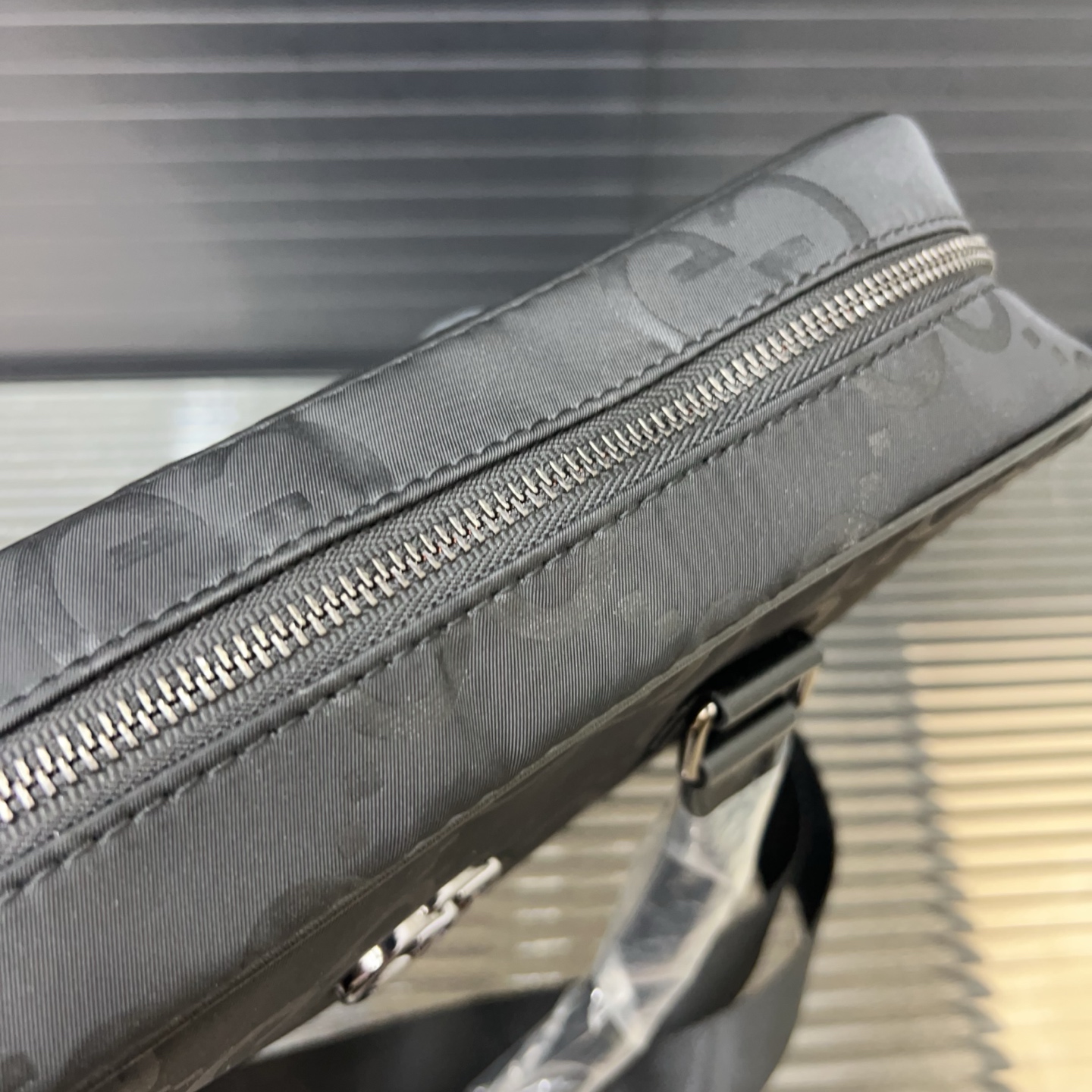P145 Gucci 古奇
GG帆布男包公文包 手提包 电脑包 经典百搭 实物拍摄 原厂原版面料 配送防尘袋  28 x 38 cm。