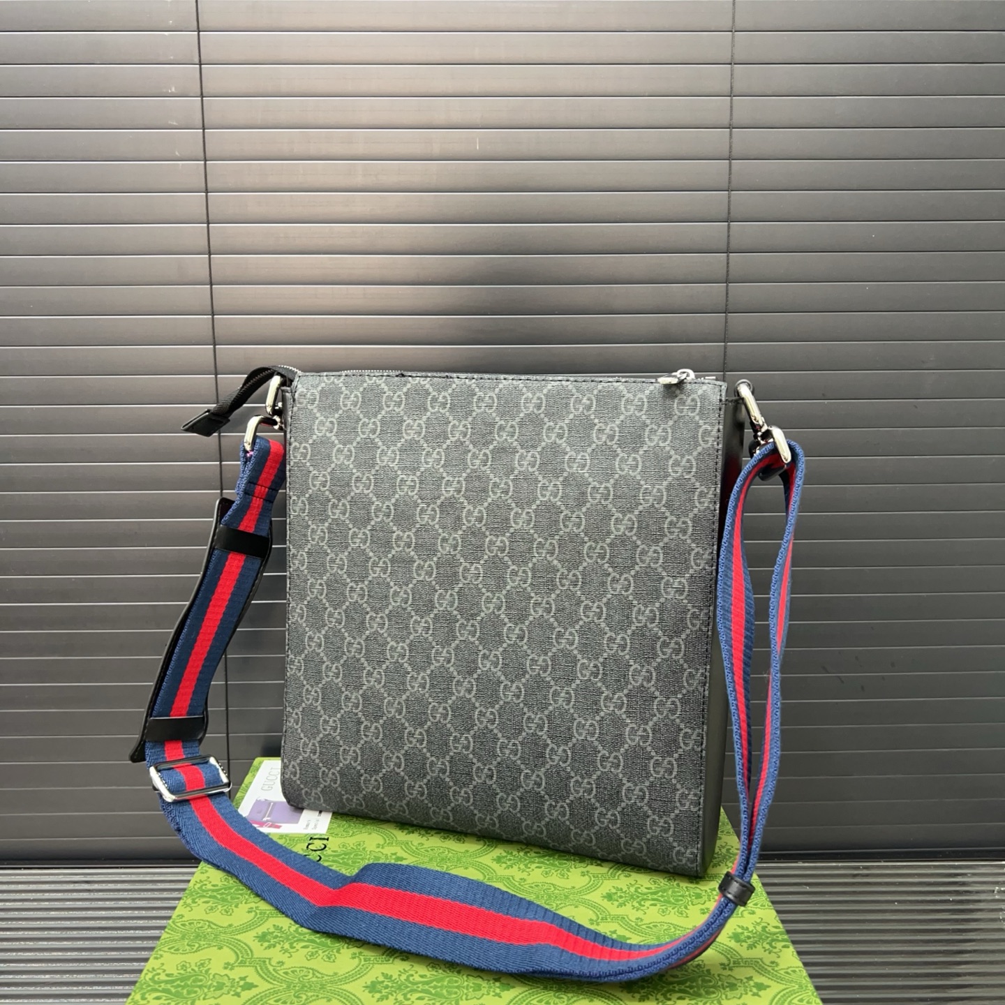 P120 Gucci 古奇  
GG Supreme系列 Black大号邮差包 单肩斜挎包 男士背包 经典Logo搭配原厂工艺材质 休闲百搭 实物拍摄 原厂原版面料 配送礼盒 29 x 26cm。