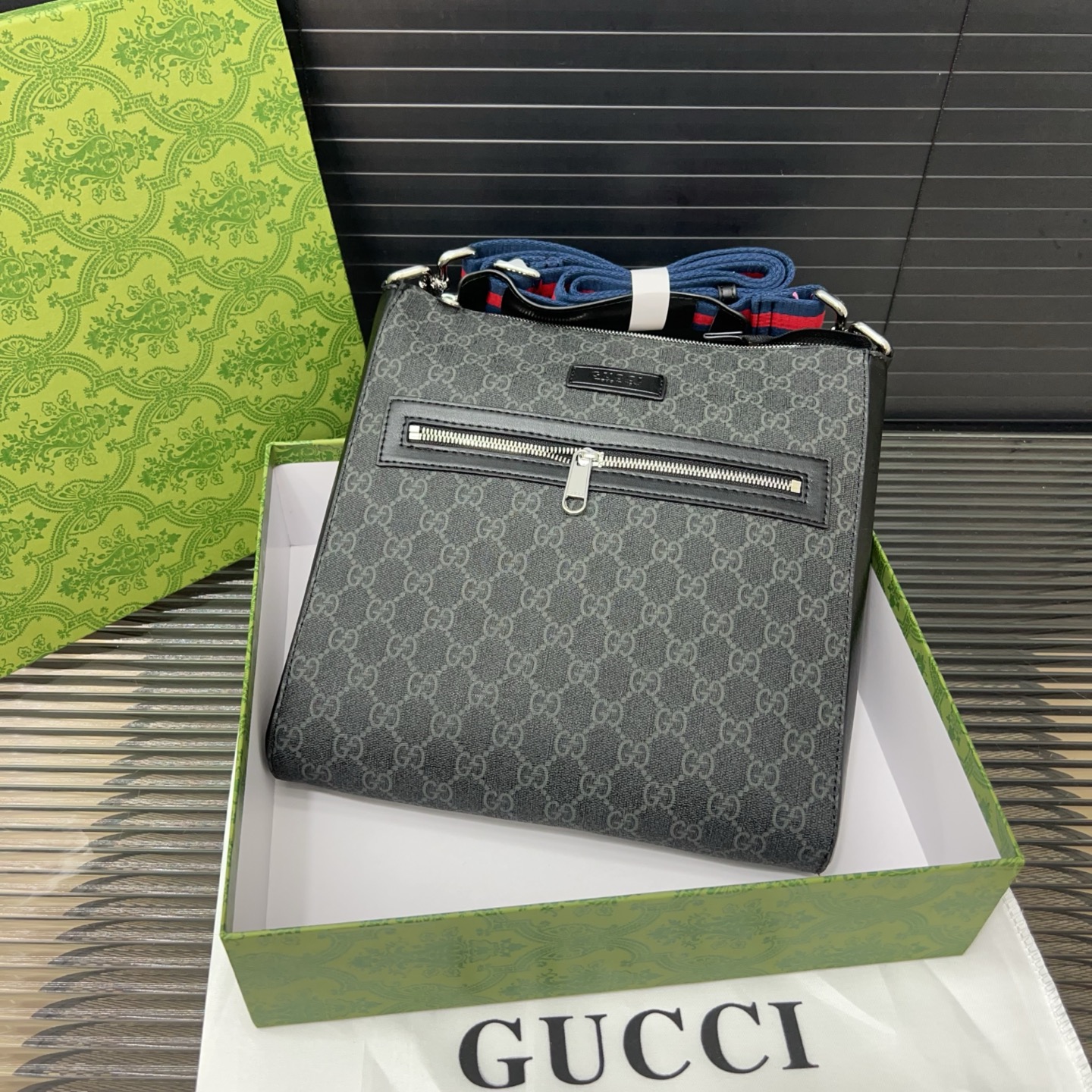 P120 Gucci 古奇  
GG Supreme系列 Black大号邮差包 单肩斜挎包 男士背包 经典Logo搭配原厂工艺材质 休闲百搭 实物拍摄 原厂原版面料 配送礼盒 29 x 26cm。