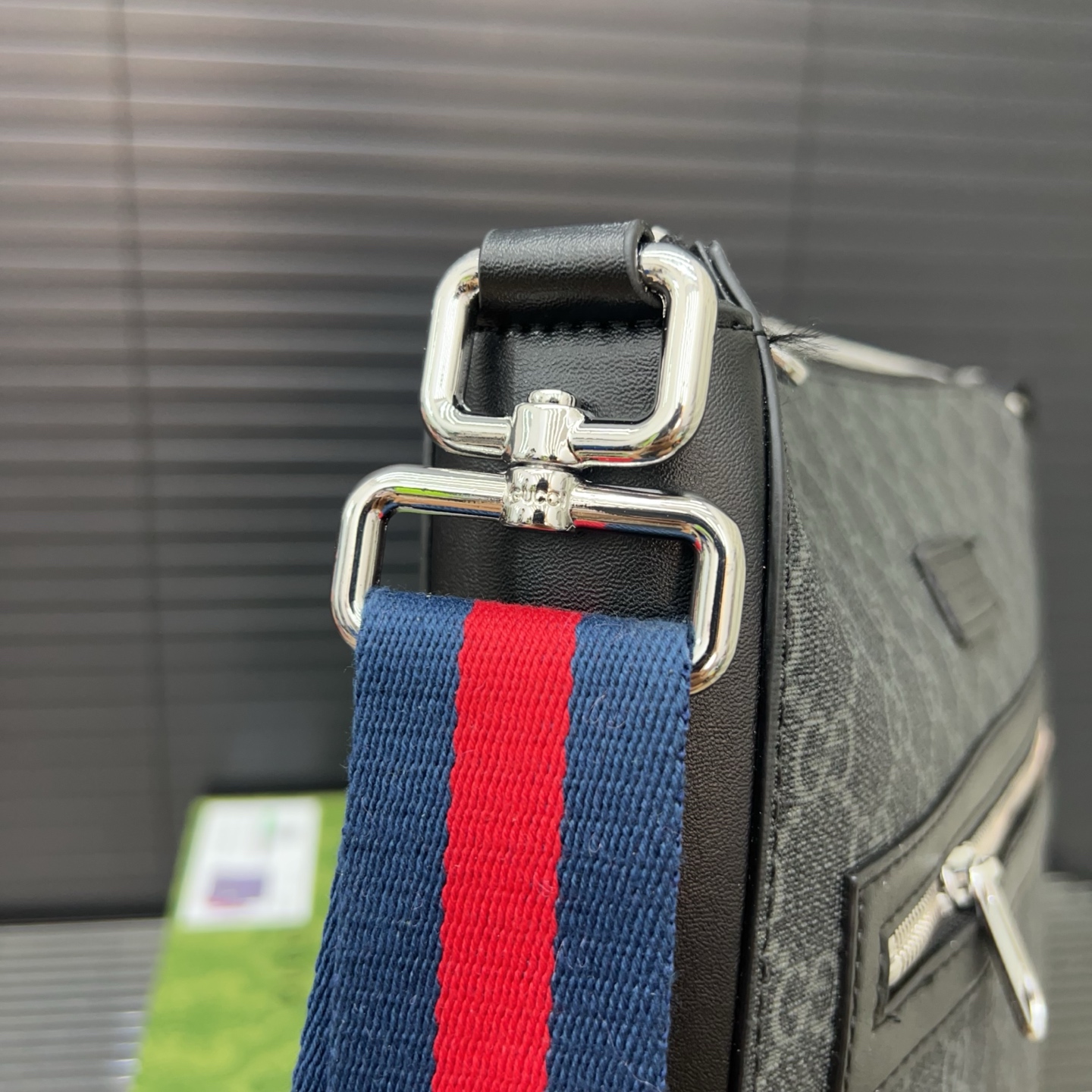 P120 Gucci 古奇  
GG Supreme系列 Black大号邮差包 单肩斜挎包 男士背包 经典Logo搭配原厂工艺材质 休闲百搭 实物拍摄 原厂原版面料 配送礼盒 29 x 26cm。