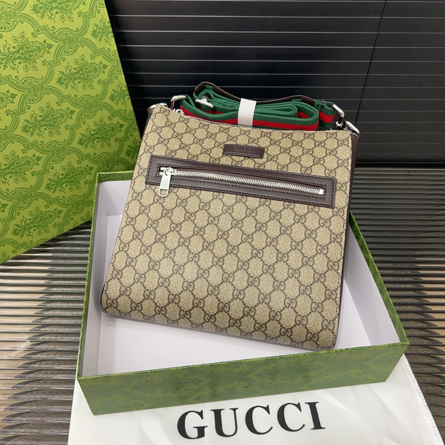 P120 Gucci 古奇  
GG Supreme系列 Black大号邮差包 单肩斜挎包 男士背包 经典Logo搭配原厂工艺材质 休闲百搭 实物拍摄 原厂原版面料 配送礼盒 29 x 26cm。