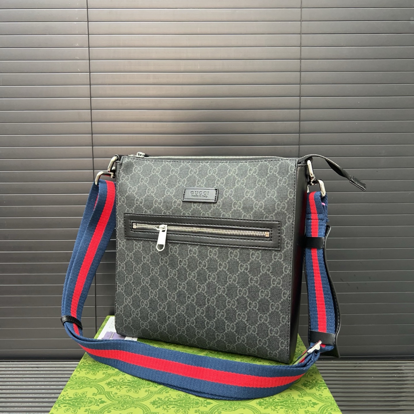 P120 Gucci 古奇  
GG Supreme系列 Black大号邮差包 单肩斜挎包 男士背包 经典Logo搭配原厂工艺材质 休闲百搭 实物拍摄 原厂原版面料 配送礼盒 29 x 26cm。