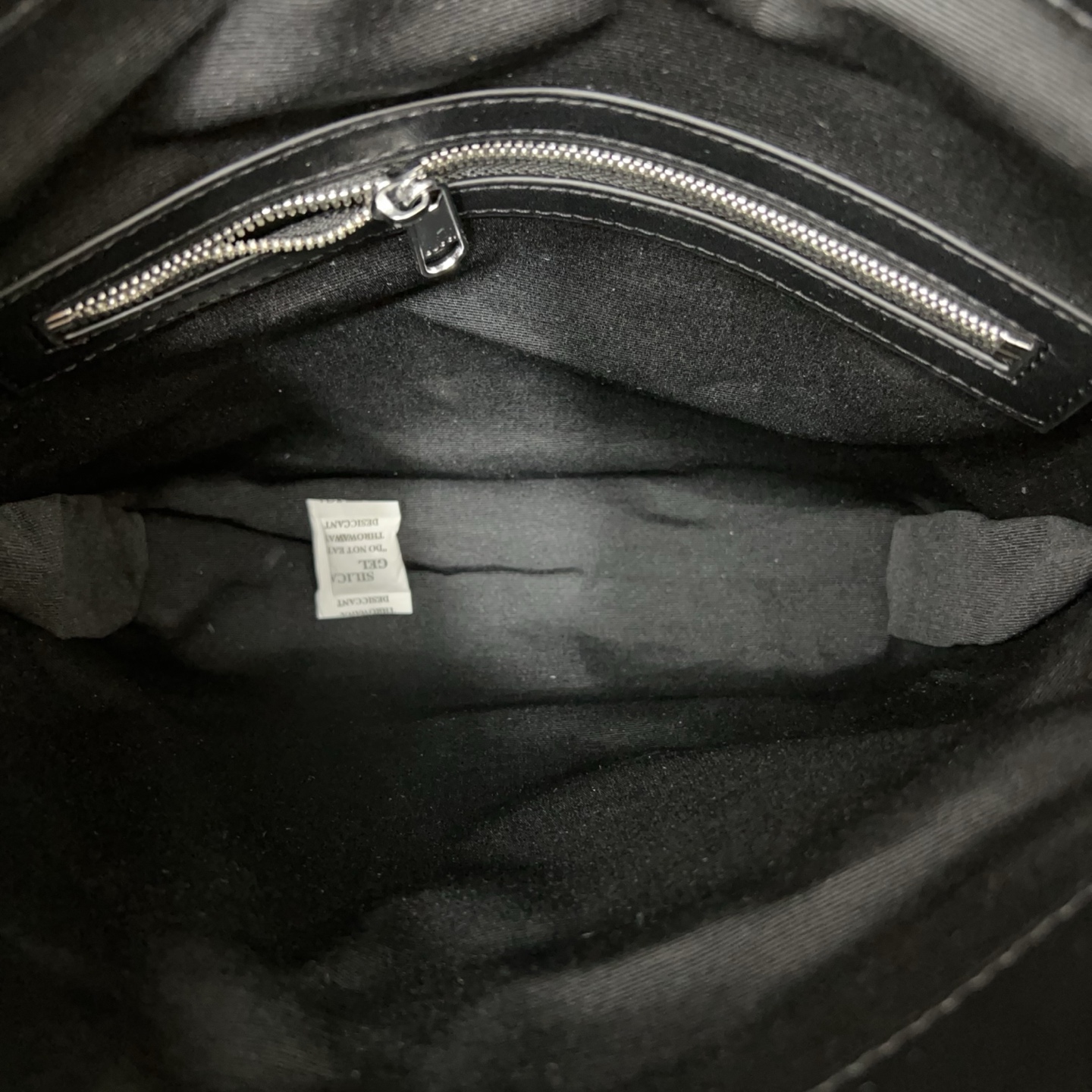 P120 Gucci 古奇  
GG Supreme系列 Black大号邮差包 单肩斜挎包 男士背包 经典Logo搭配原厂工艺材质 休闲百搭 实物拍摄 原厂原版面料 配送礼盒 29 x 26cm。