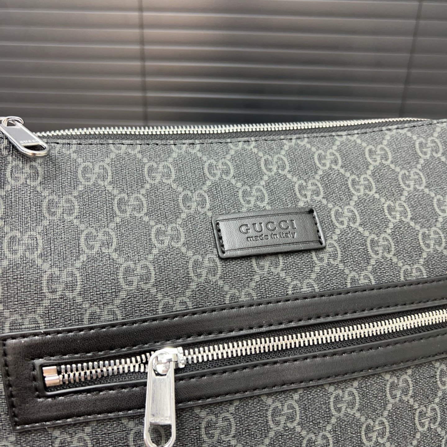 P120 Gucci 古奇  
GG Supreme系列 Black大号邮差包 单肩斜挎包 男士背包 经典Logo搭配原厂工艺材质 休闲百搭 实物拍摄 原厂原版面料 配送礼盒 29 x 26cm。