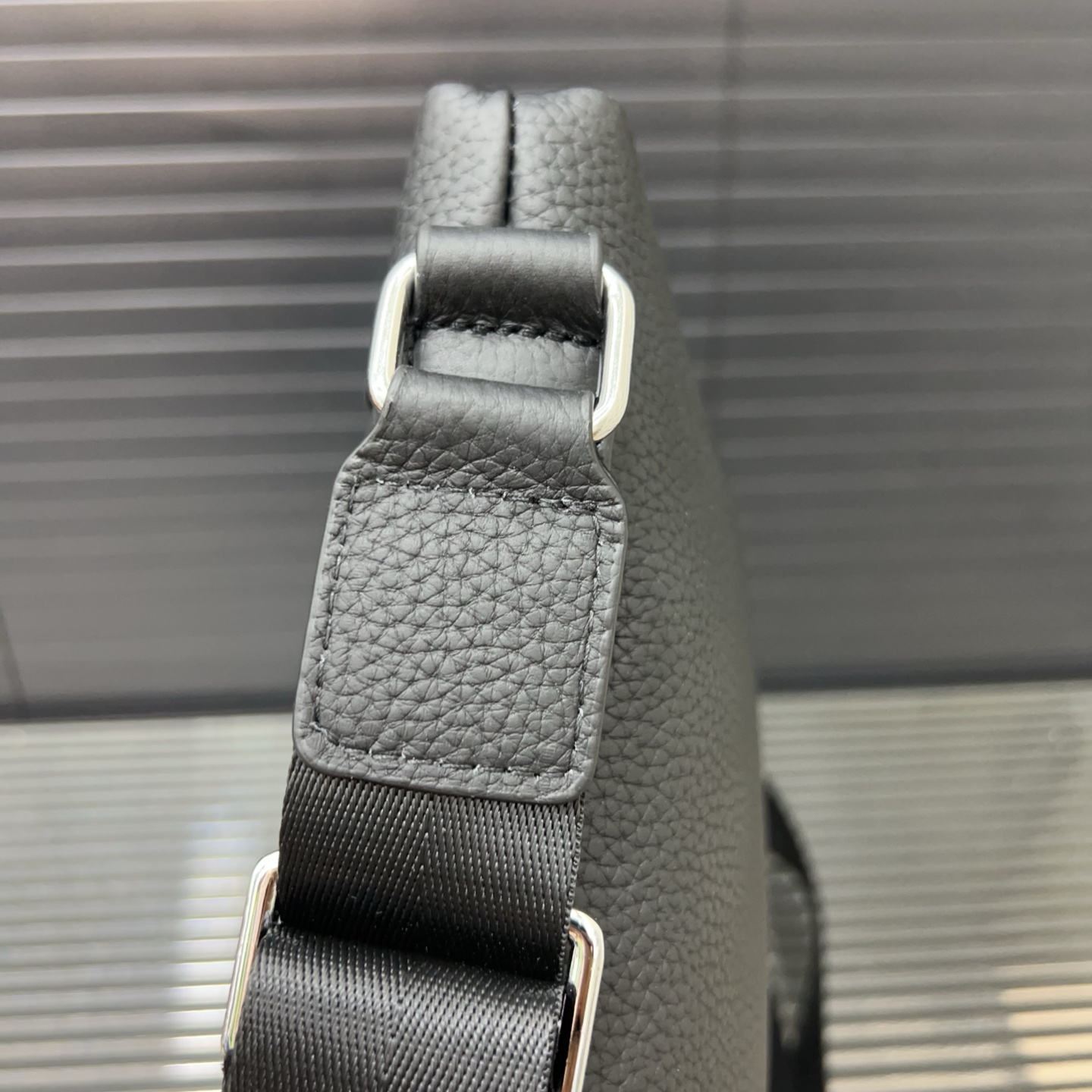 P110 Prada 普拉达
牛皮单肩包 邮差包斜挎  黑色压花邮差包  规格20 x 28