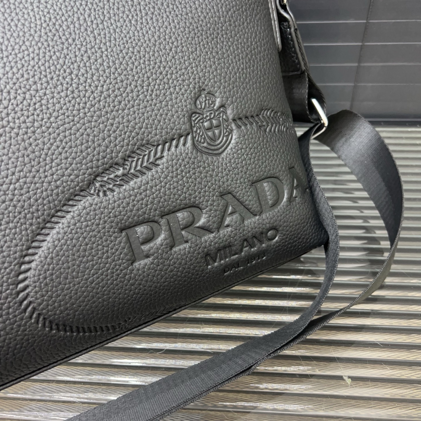 P110 Prada 普拉达
牛皮单肩包 邮差包斜挎  黑色压花邮差包  规格20 x 28