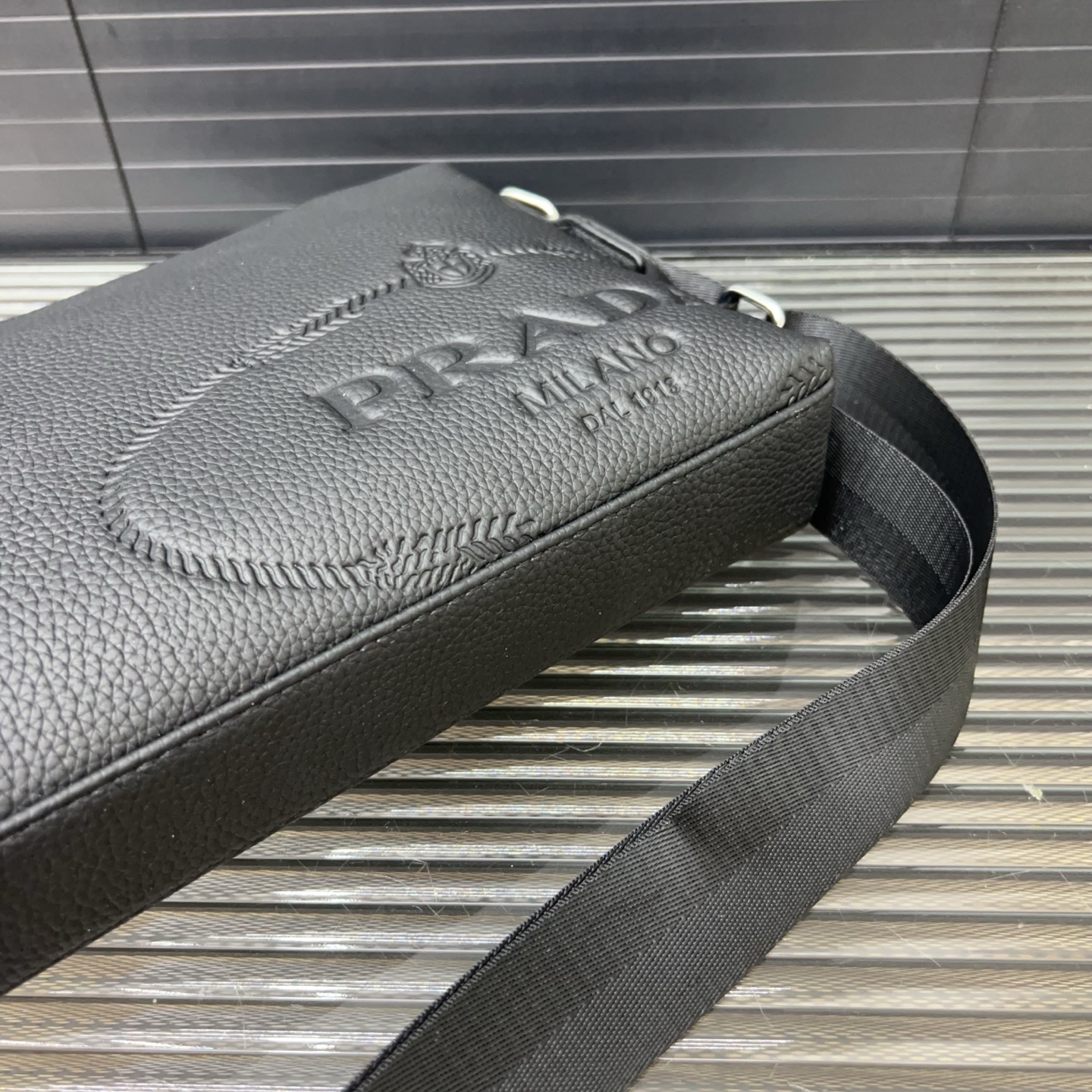 P110 Prada 普拉达
牛皮单肩包 邮差包斜挎  黑色压花邮差包  规格20 x 28