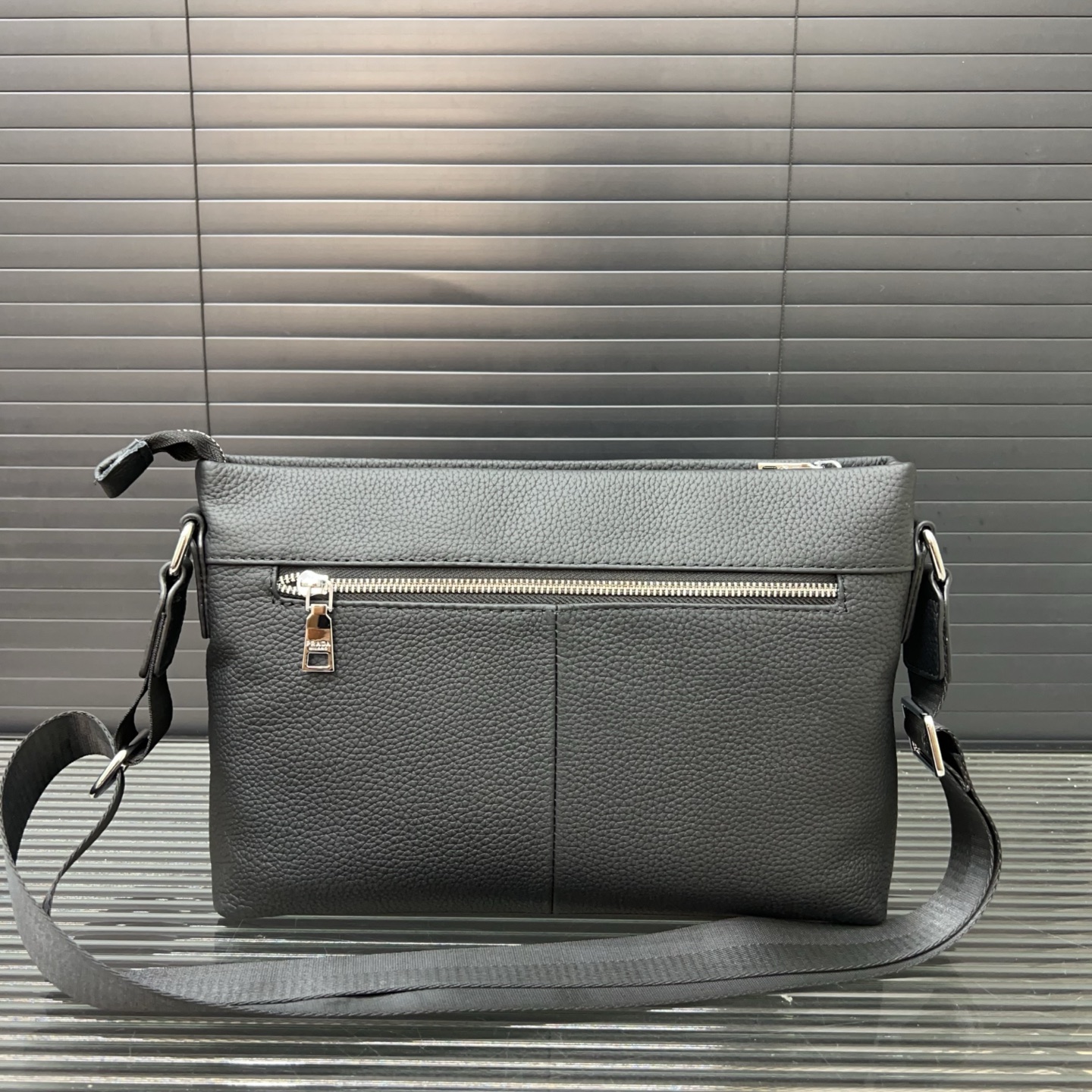 P110 Prada 普拉达
牛皮单肩包 邮差包斜挎  黑色压花邮差包  规格20 x 28