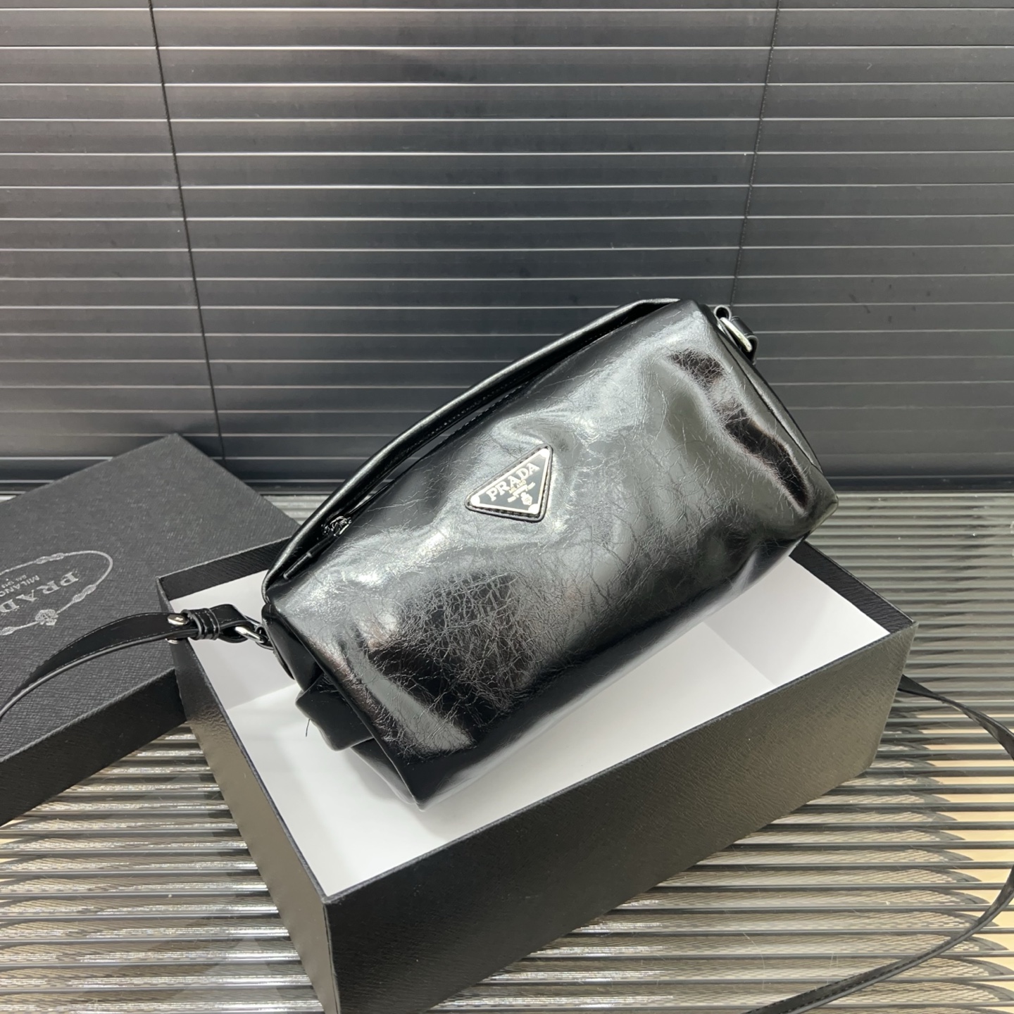 P130 PRADA 普拉达
枕头包 🚹男士单肩背包 经典百搭 实物拍摄 原厂原版面料  配送防尘袋 配盒 23cm