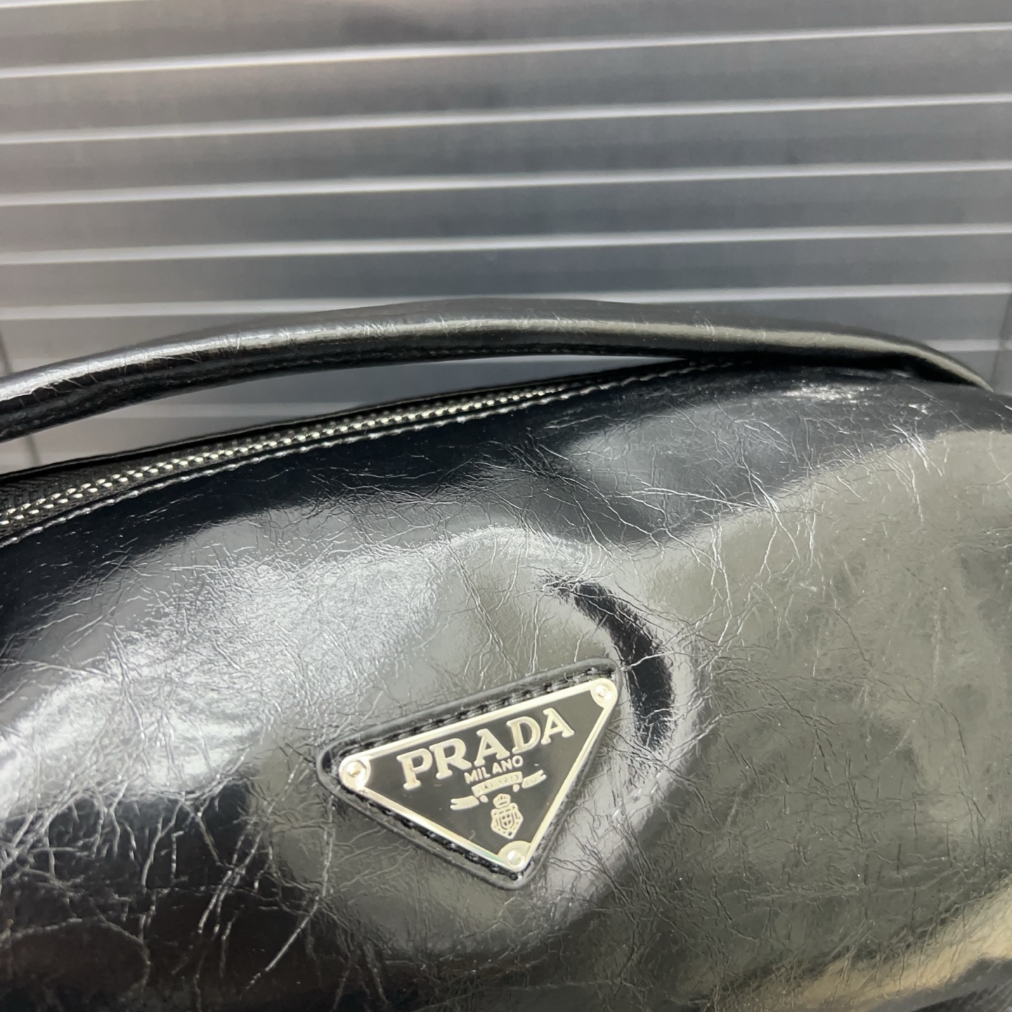 P130 PRADA 普拉达
枕头包 🚹男士单肩背包 经典百搭 实物拍摄 原厂原版面料  配送防尘袋 配盒 23cm