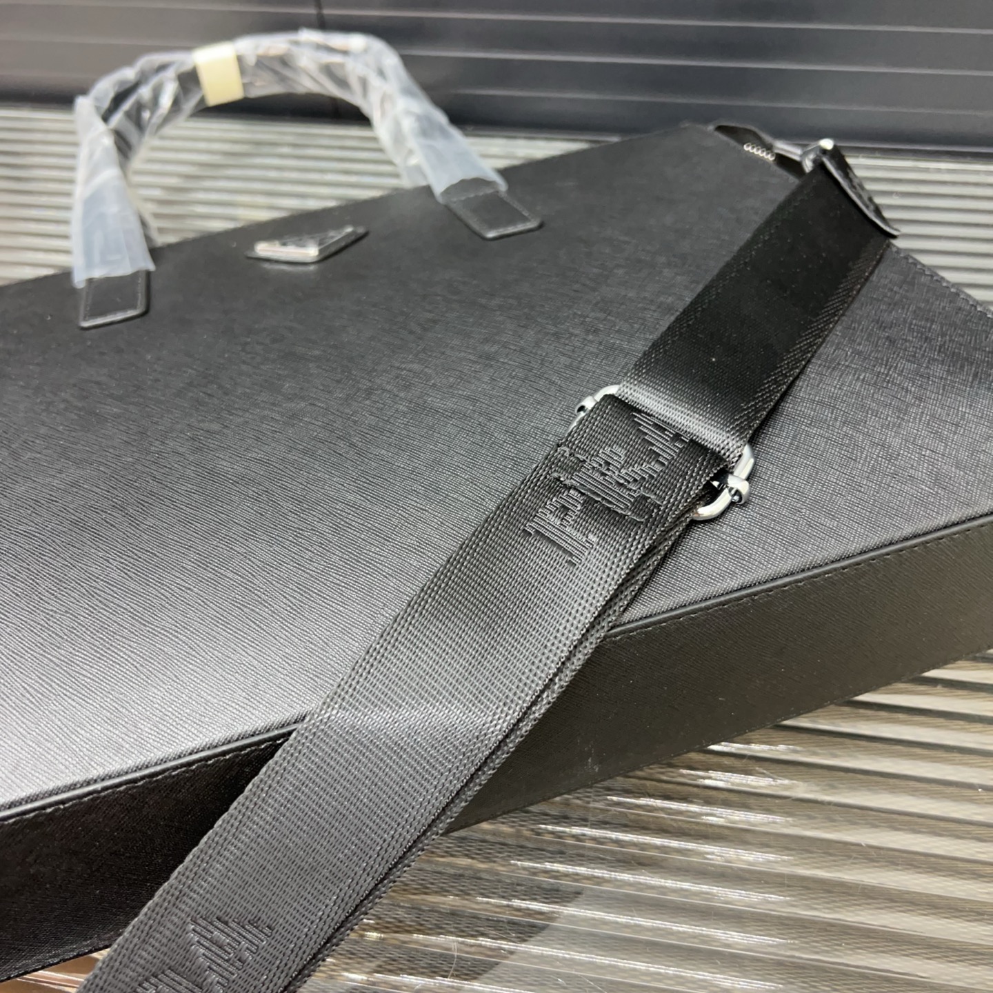 P145 Prada 普拉达
牛皮公文包 男包 电脑包 手提包 经典百搭 实物拍摄 原厂原版面料  高端品质 配送防尘袋  28 x 38 cm。