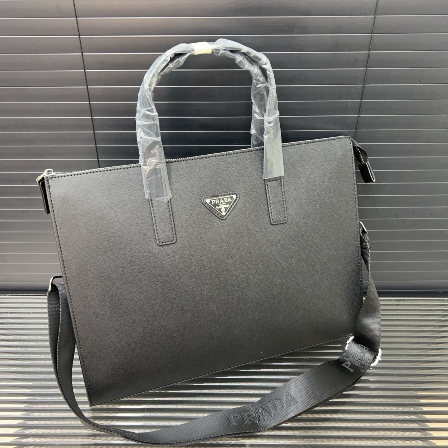 P145 Prada 普拉达
牛皮公文包 男包 电脑包 手提包 经典百搭 实物拍摄 原厂原版面料  高端品质 配送防尘袋  28 x 38 cm。