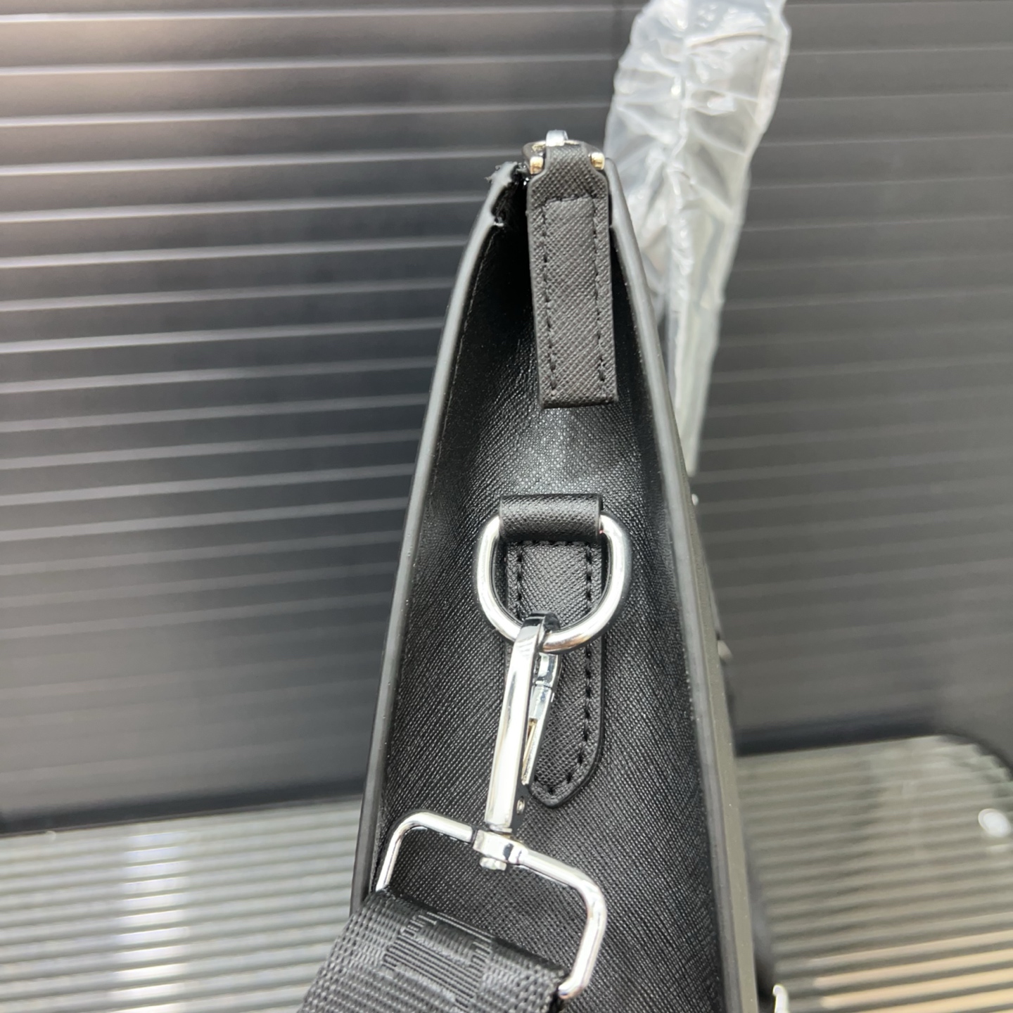 P145 Prada 普拉达
牛皮公文包 男包 电脑包 手提包 经典百搭 实物拍摄 原厂原版面料  高端品质 配送防尘袋  28 x 38 cm。