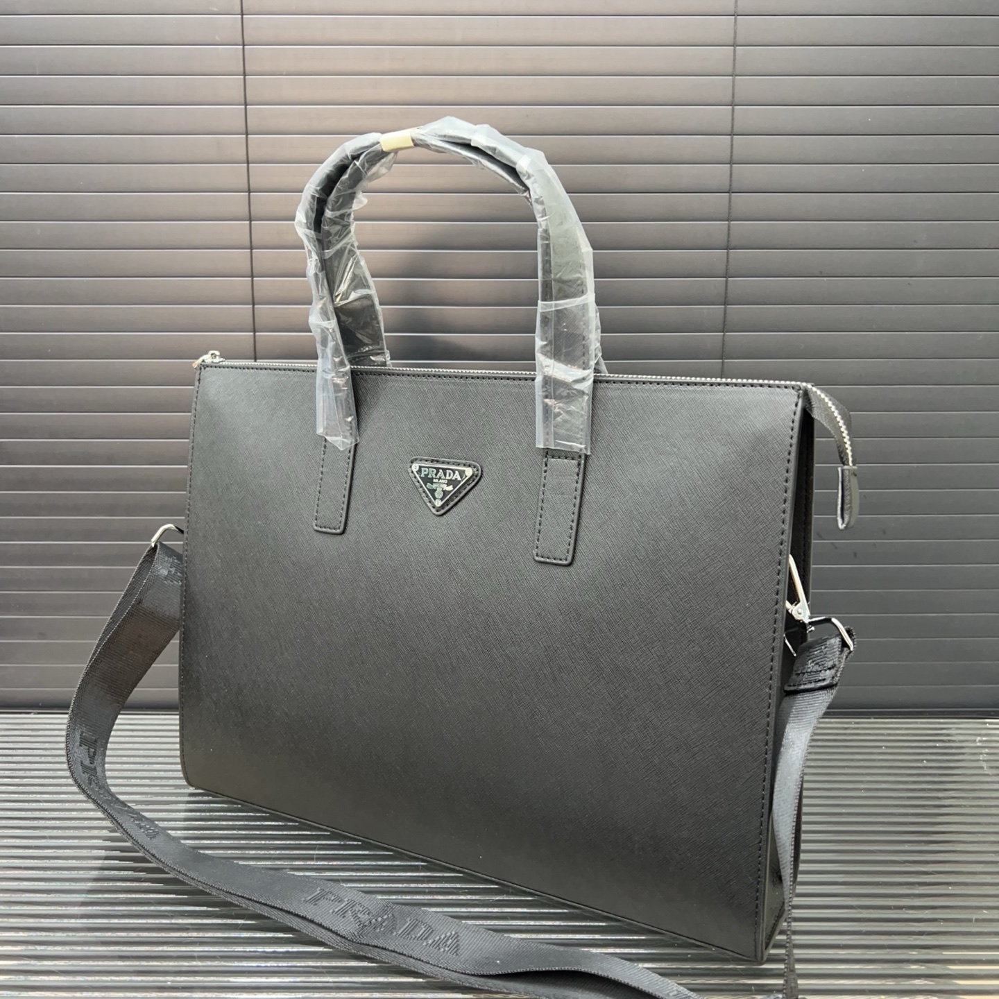 P145 Prada 普拉达
牛皮公文包 男包 电脑包 手提包 经典百搭 实物拍摄 原厂原版面料  高端品质 配送防尘袋  28 x 38 cm。