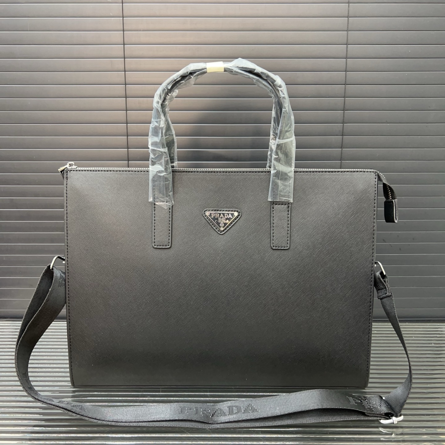 P145 Prada 普拉达
牛皮公文包 男包 电脑包 手提包 经典百搭 实物拍摄 原厂原版面料  高端品质 配送防尘袋  28 x 38 cm。