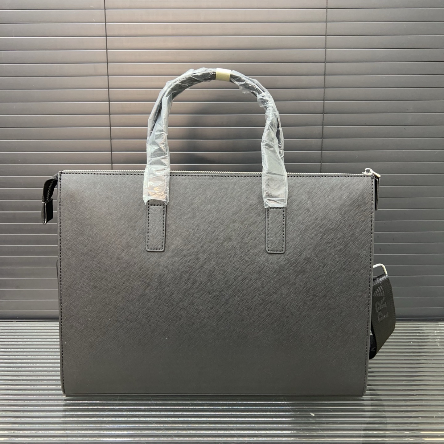 P145 Prada 普拉达
牛皮公文包 男包 电脑包 手提包 经典百搭 实物拍摄 原厂原版面料  高端品质 配送防尘袋  28 x 38 cm。