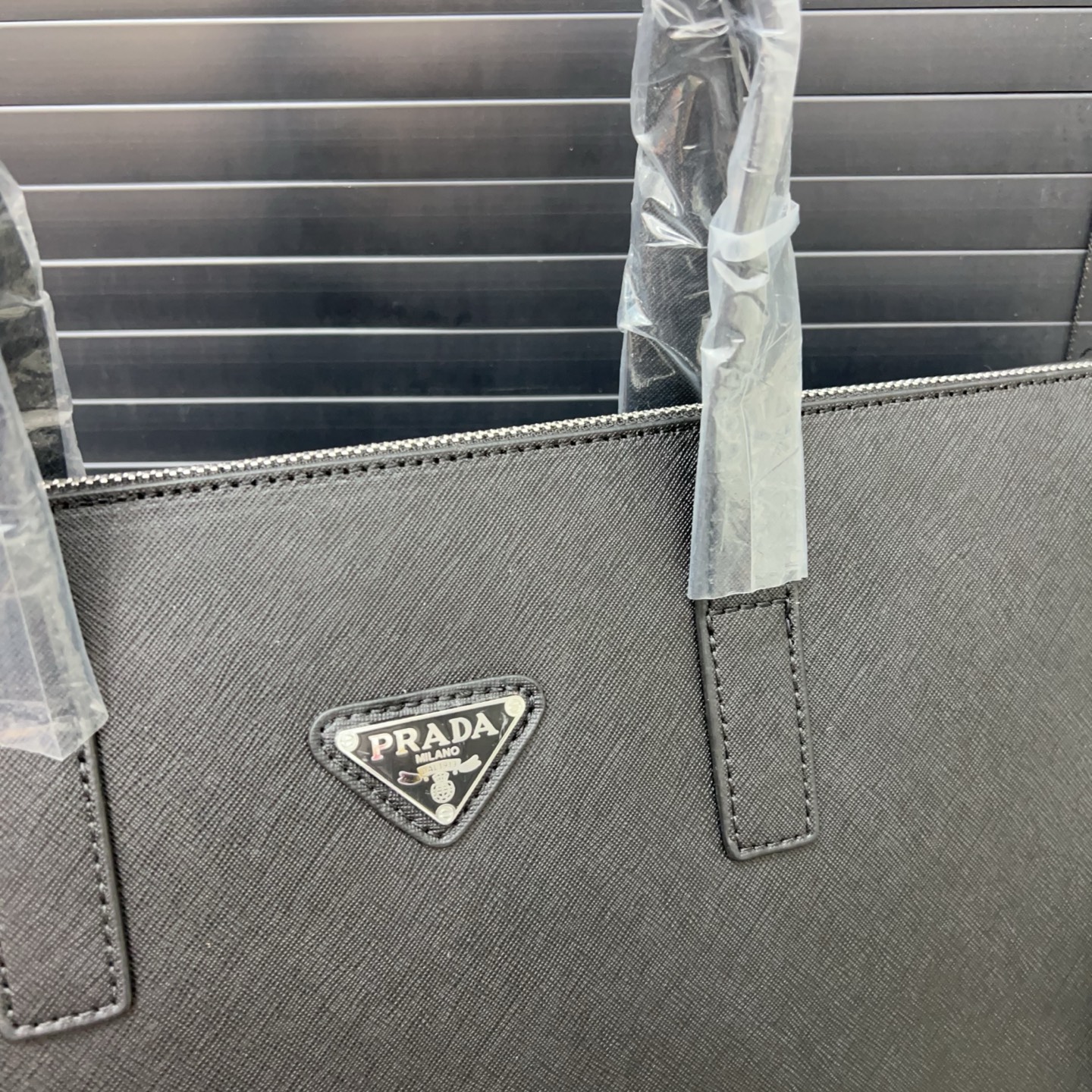 P145 Prada 普拉达
牛皮公文包 男包 电脑包 手提包 经典百搭 实物拍摄 原厂原版面料  高端品质 配送防尘袋  28 x 38 cm。