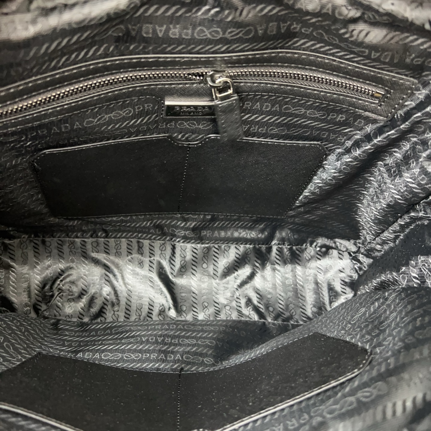 P200 Prada 普拉达
帆布公文包 男包 电脑包 手提包 经典百搭 实物拍摄 原厂原版面料  高端品质 配送防尘袋  28 x 38 cm。