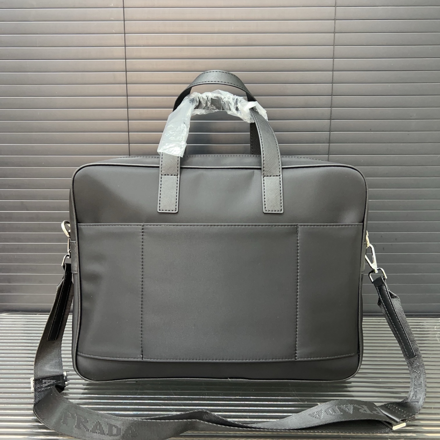 P200 Prada 普拉达
帆布公文包 男包 电脑包 手提包 经典百搭 实物拍摄 原厂原版面料  高端品质 配送防尘袋  28 x 38 cm。