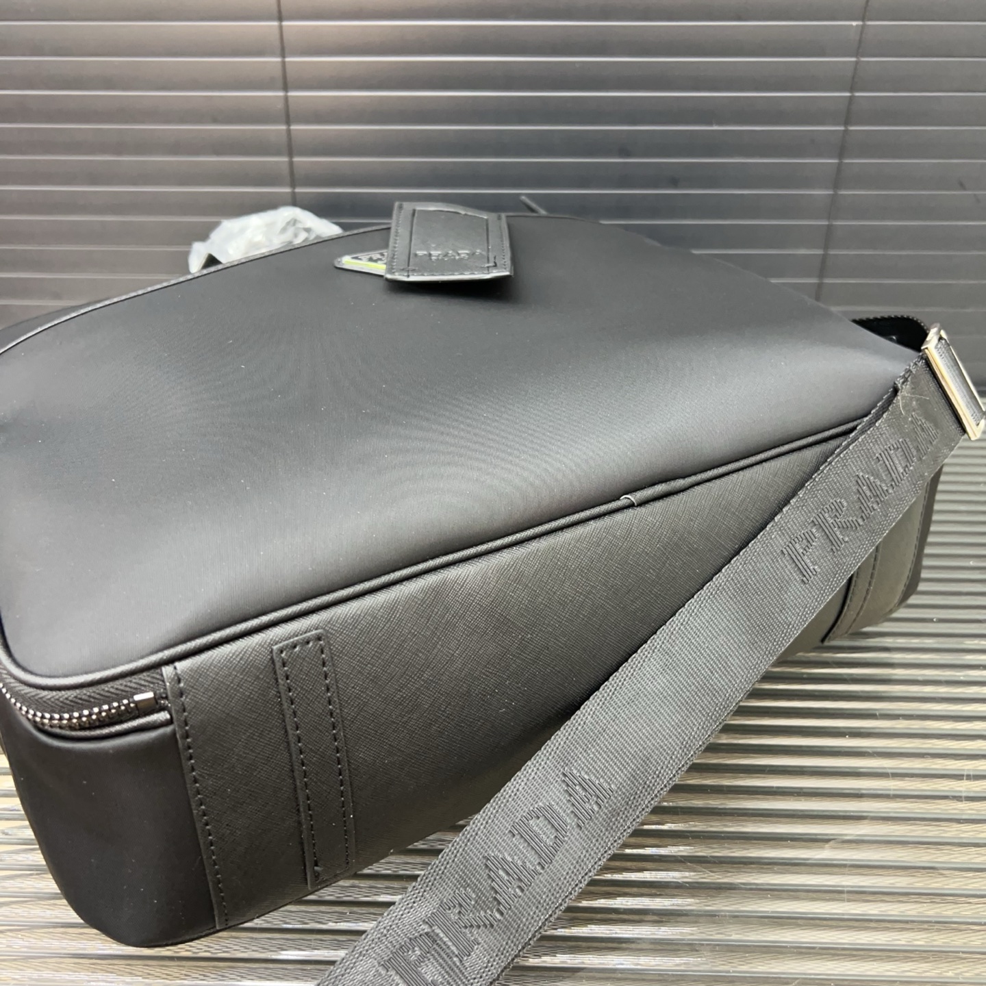 P200 Prada 普拉达
帆布公文包 男包 电脑包 手提包 经典百搭 实物拍摄 原厂原版面料  高端品质 配送防尘袋  28 x 38 cm。