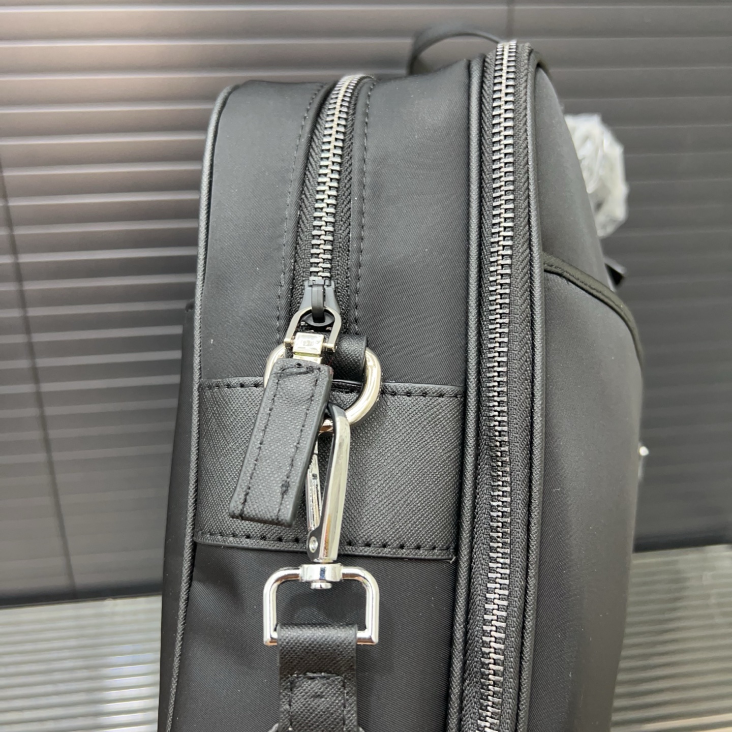 P200 Prada 普拉达
帆布公文包 男包 电脑包 手提包 经典百搭 实物拍摄 原厂原版面料  高端品质 配送防尘袋  28 x 38 cm。