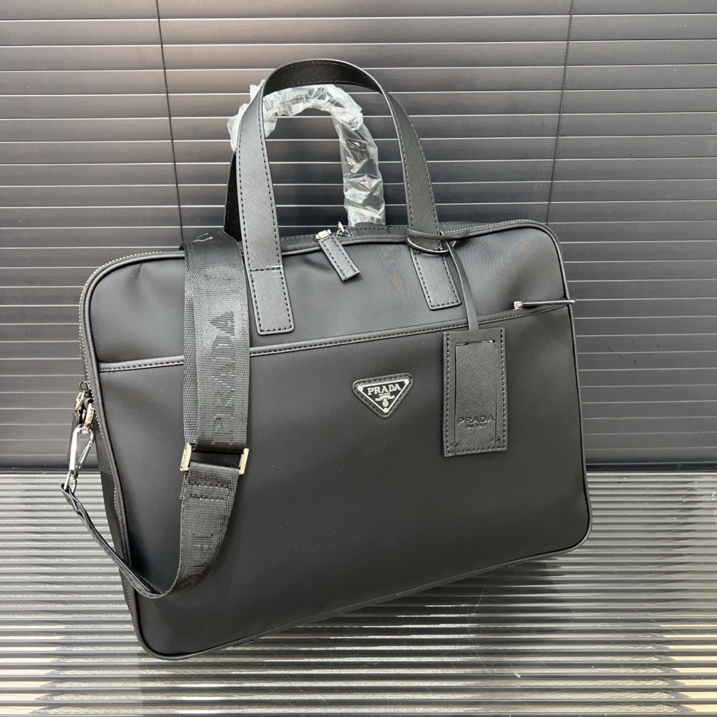 P200 Prada 普拉达
帆布公文包 男包 电脑包 手提包 经典百搭 实物拍摄 原厂原版面料  高端品质 配送防尘袋  28 x 38 cm。