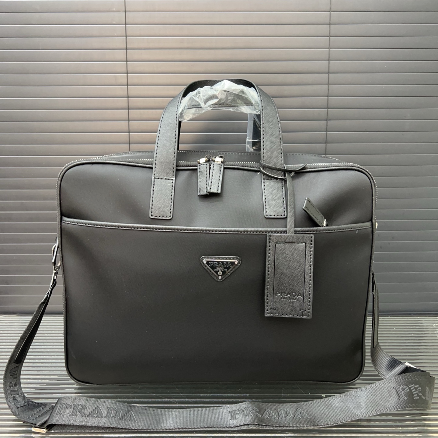 P200 Prada 普拉达
帆布公文包 男包 电脑包 手提包 经典百搭 实物拍摄 原厂原版面料  高端品质 配送防尘袋  28 x 38 cm。