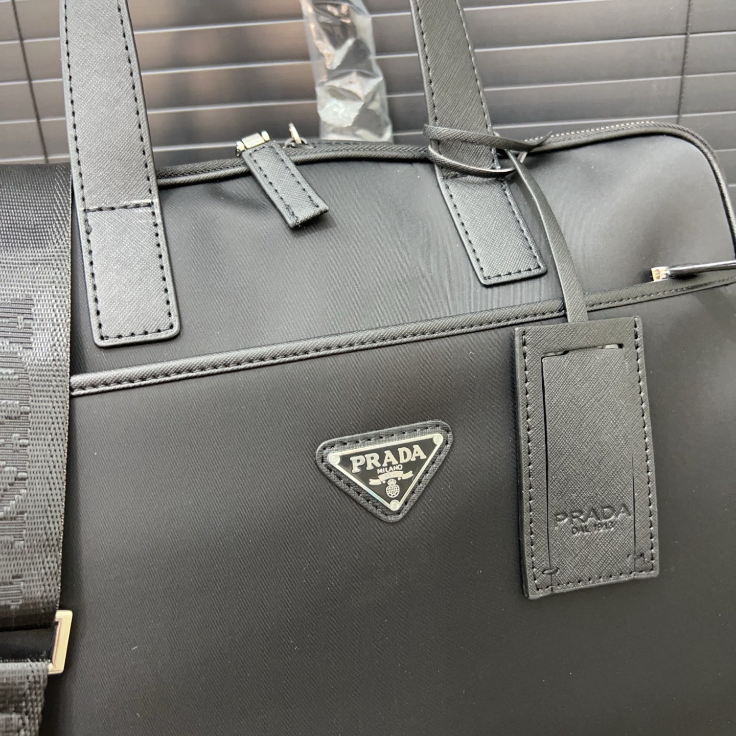 P200 Prada 普拉达
帆布公文包 男包 电脑包 手提包 经典百搭 实物拍摄 原厂原版面料  高端品质 配送防尘袋  28 x 38 cm。