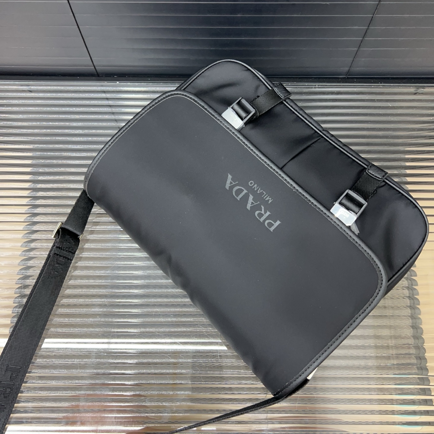 P160 PRADA 普拉达
尼龙布翻盖邮差包单肩包 🚹男士斜挎包 经典百搭 实物拍摄 原厂原版面料  配送防尘袋  30 x 26 cm