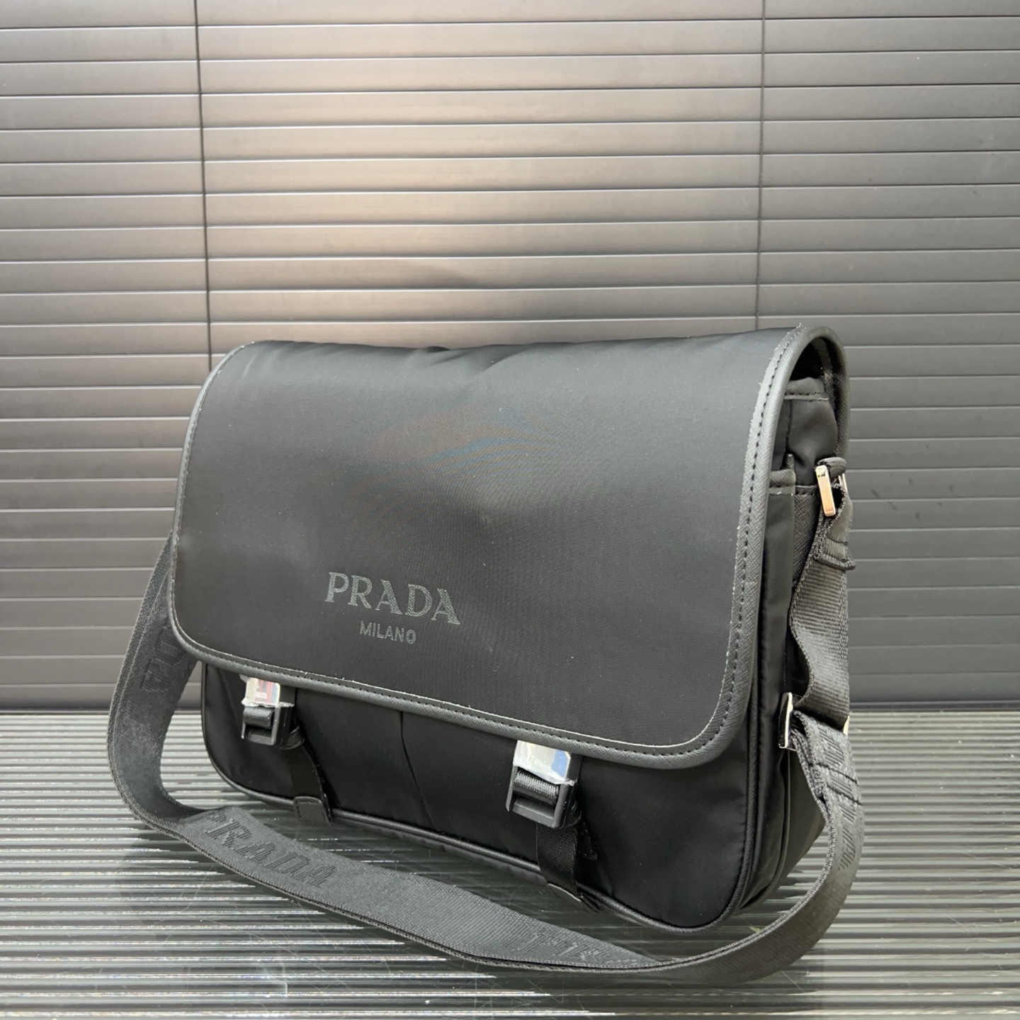 P160 PRADA 普拉达
尼龙布翻盖邮差包单肩包 🚹男士斜挎包 经典百搭 实物拍摄 原厂原版面料  配送防尘袋  30 x 26 cm