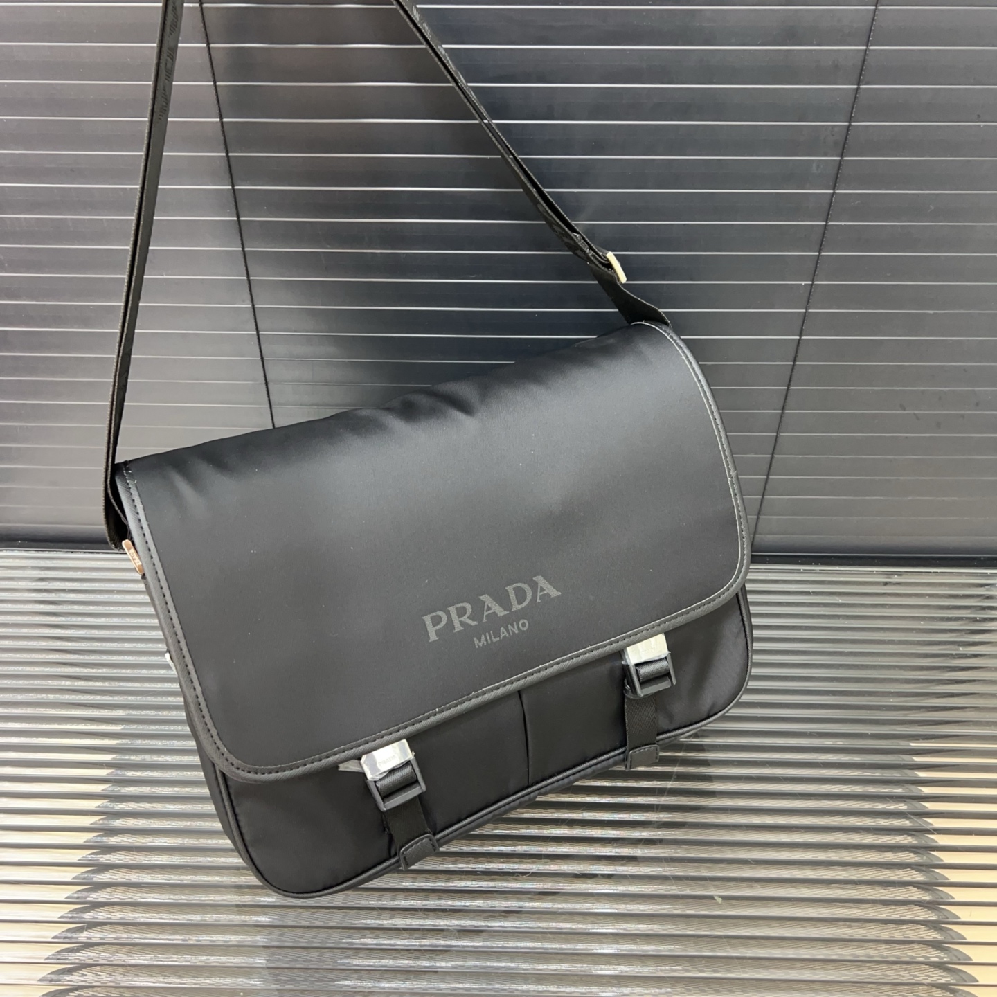 P160 PRADA 普拉达
尼龙布翻盖邮差包单肩包 🚹男士斜挎包 经典百搭 实物拍摄 原厂原版面料  配送防尘袋  30 x 26 cm