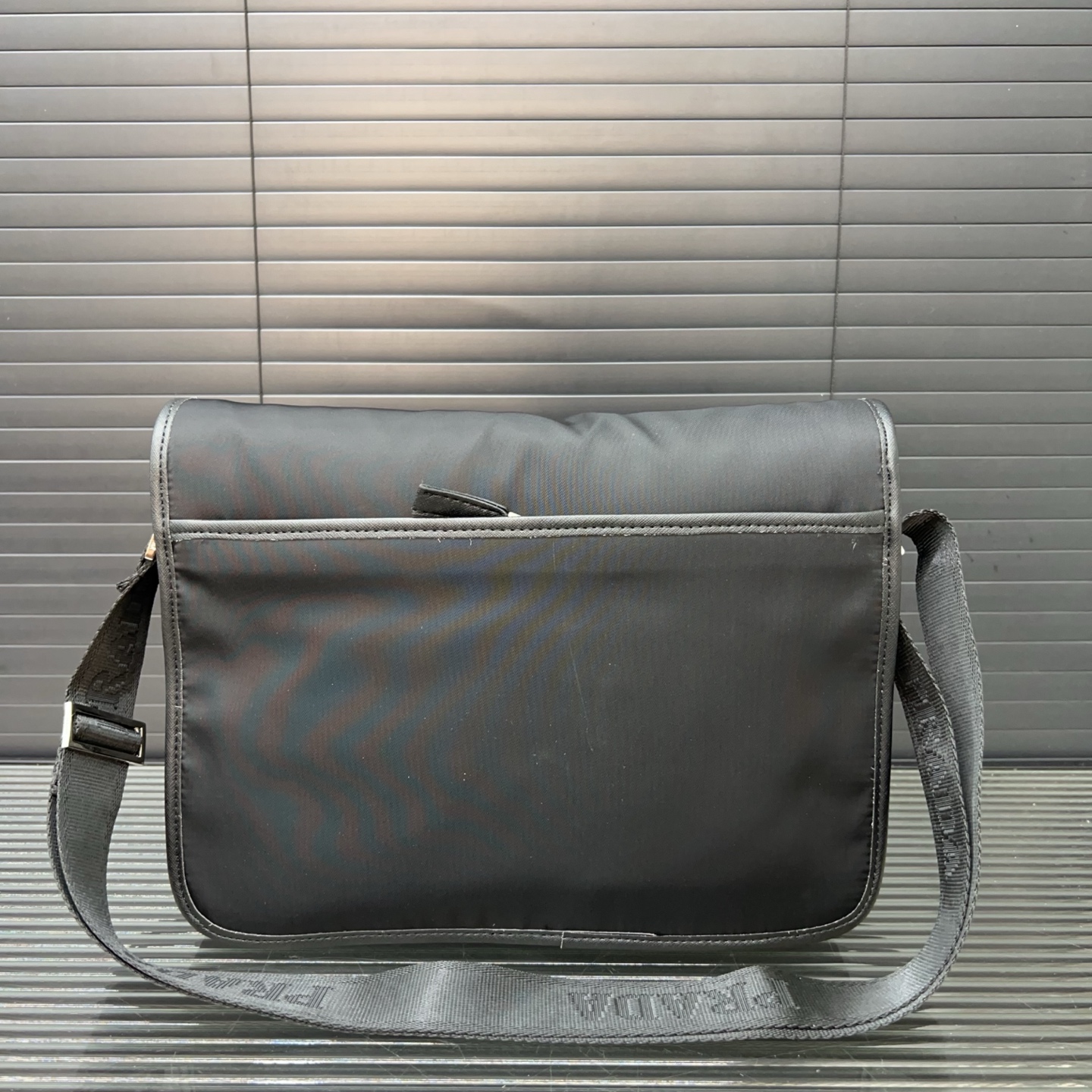 P160 PRADA 普拉达
尼龙布翻盖邮差包单肩包 🚹男士斜挎包 经典百搭 实物拍摄 原厂原版面料  配送防尘袋  30 x 26 cm