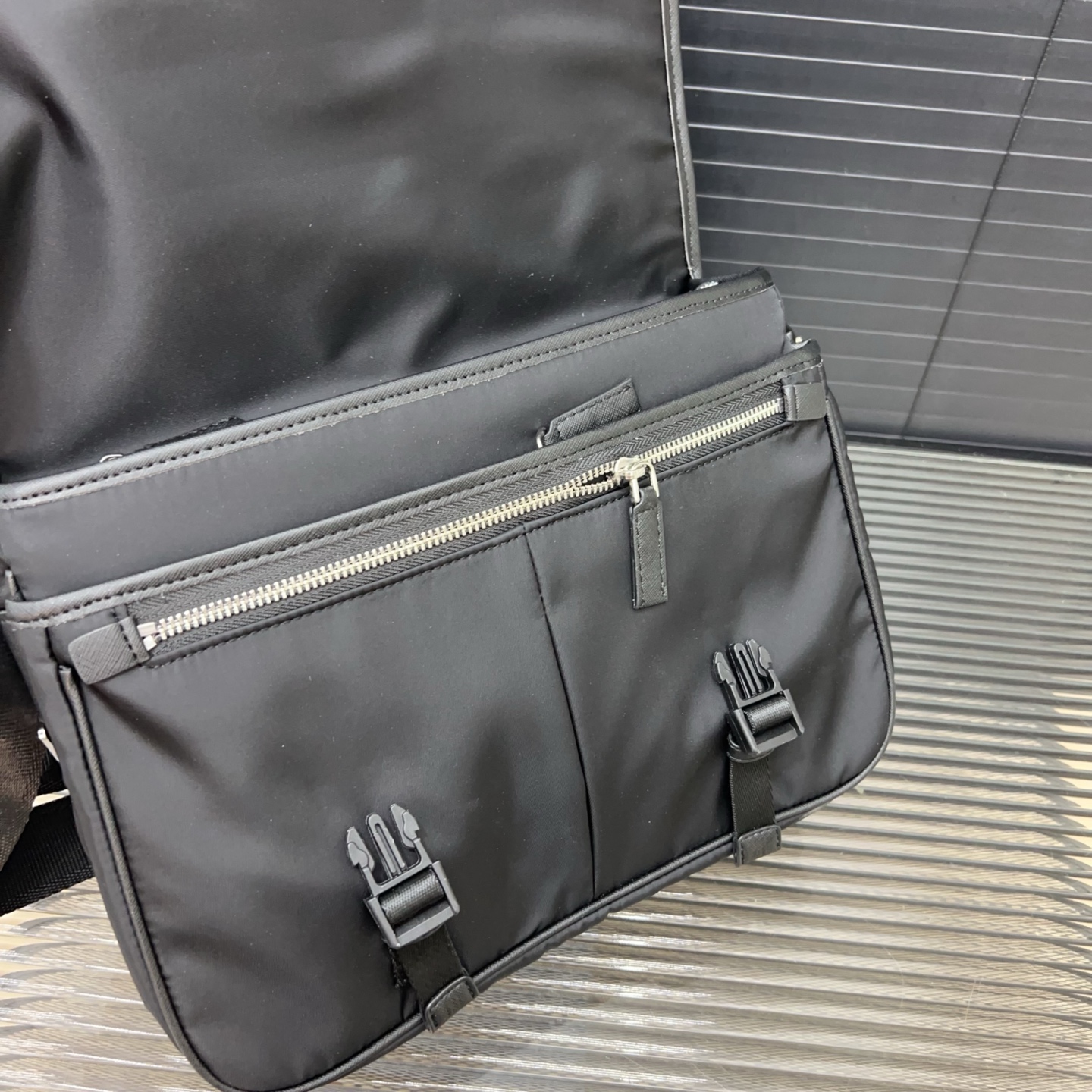 P160 PRADA 普拉达
尼龙布翻盖邮差包单肩包 🚹男士斜挎包 经典百搭 实物拍摄 原厂原版面料  配送防尘袋  30 x 26 cm