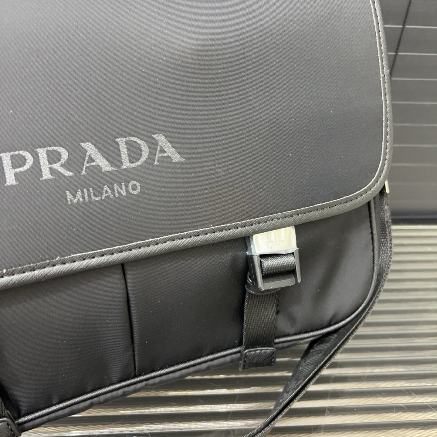 P160 PRADA 普拉达
尼龙布翻盖邮差包单肩包 🚹男士斜挎包 经典百搭 实物拍摄 原厂原版面料  配送防尘袋  30 x 26 cm