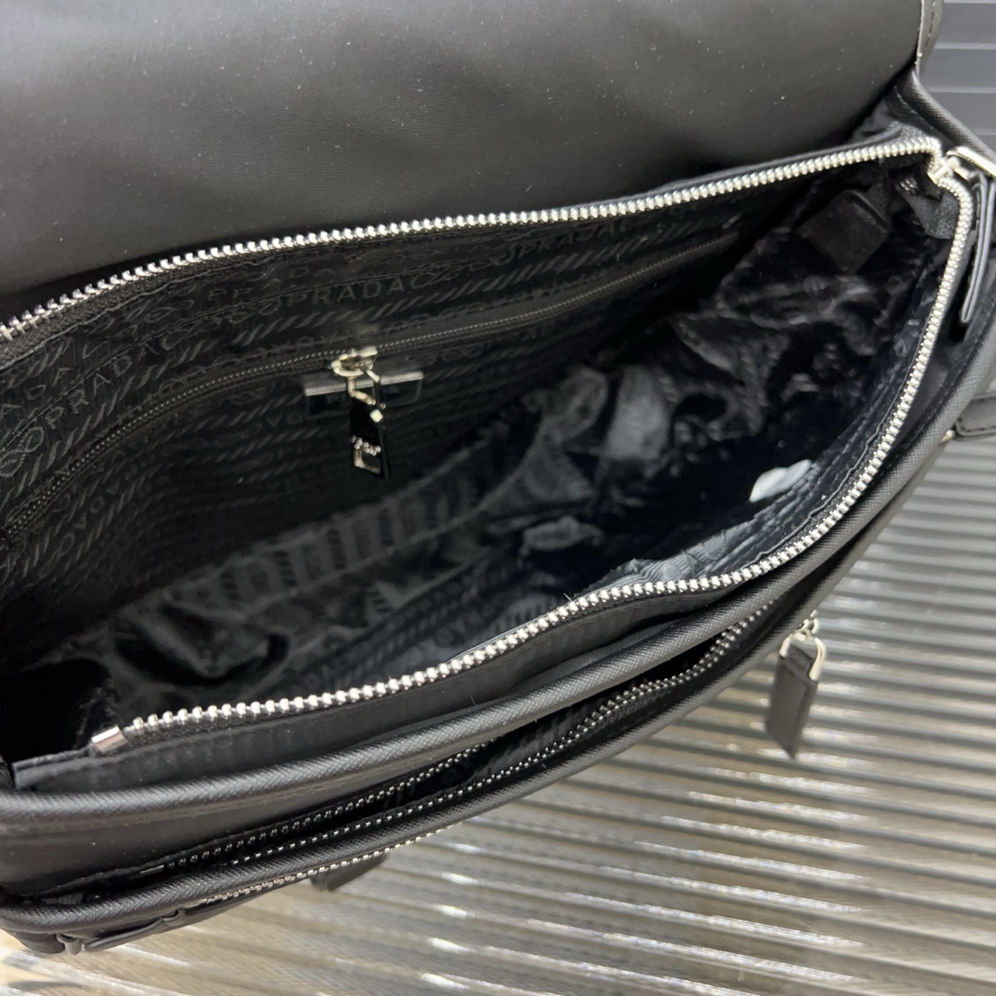 P160 PRADA 普拉达
尼龙布翻盖邮差包单肩包 🚹男士斜挎包 经典百搭 实物拍摄 原厂原版面料  配送防尘袋  30 x 26 cm