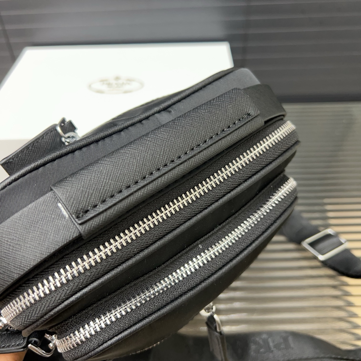 P145 Prada 普拉达
Re-Nylon尼龙布三角形徽标单肩包 邮差包斜挎  黑色三角标帆布邮差包  规格23 x 16cm