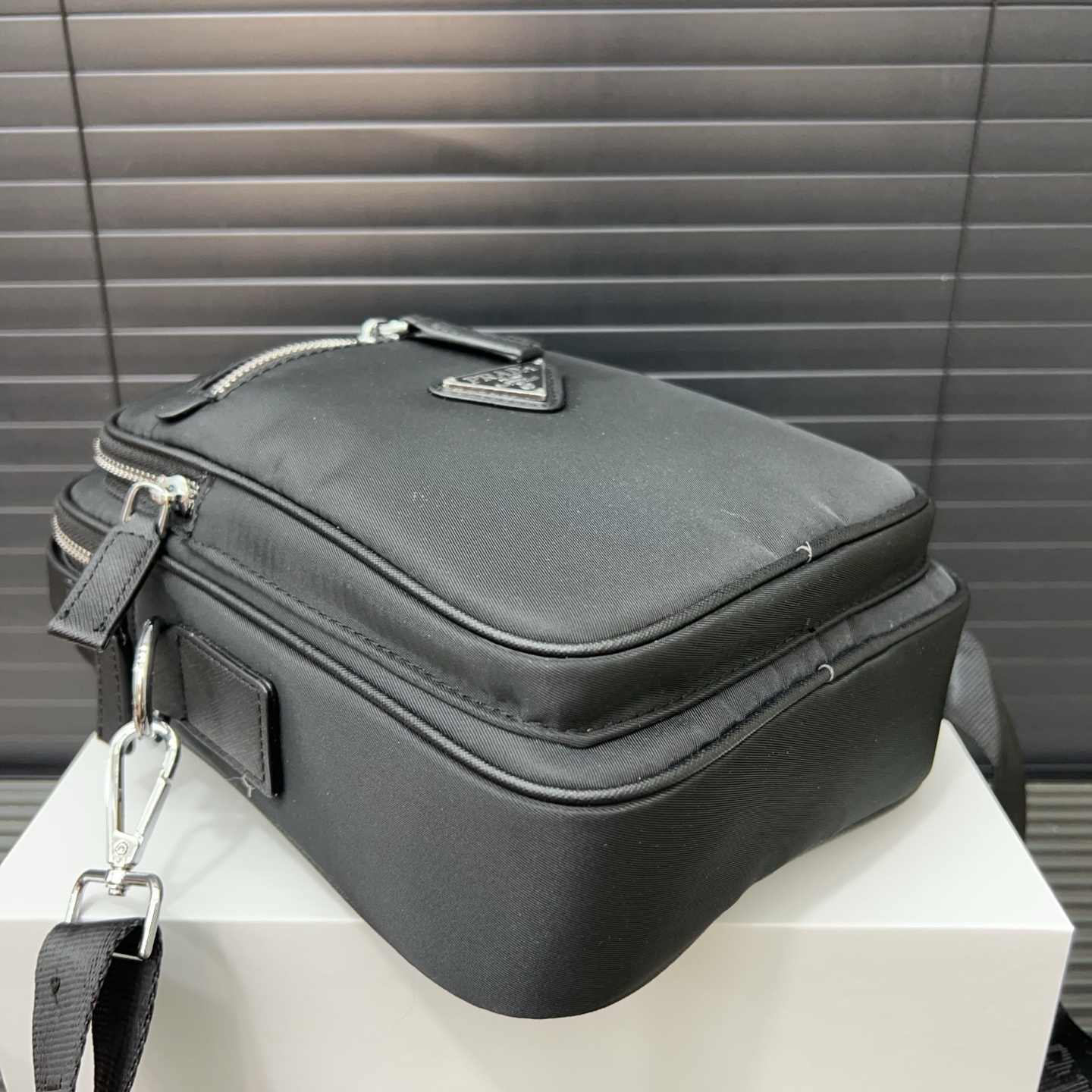 P145 Prada 普拉达
Re-Nylon尼龙布三角形徽标单肩包 邮差包斜挎  黑色三角标帆布邮差包  规格23 x 16cm