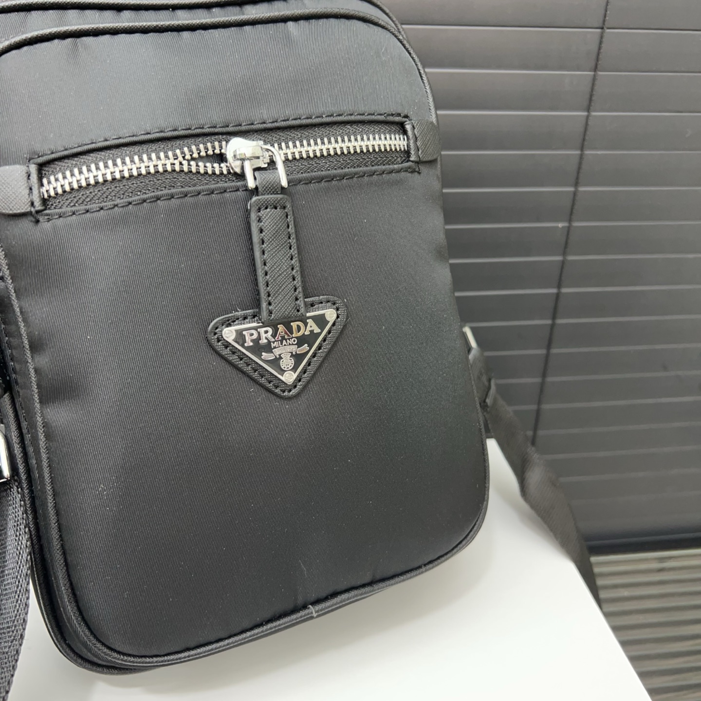 P145 Prada 普拉达
Re-Nylon尼龙布三角形徽标单肩包 邮差包斜挎  黑色三角标帆布邮差包  规格23 x 16cm