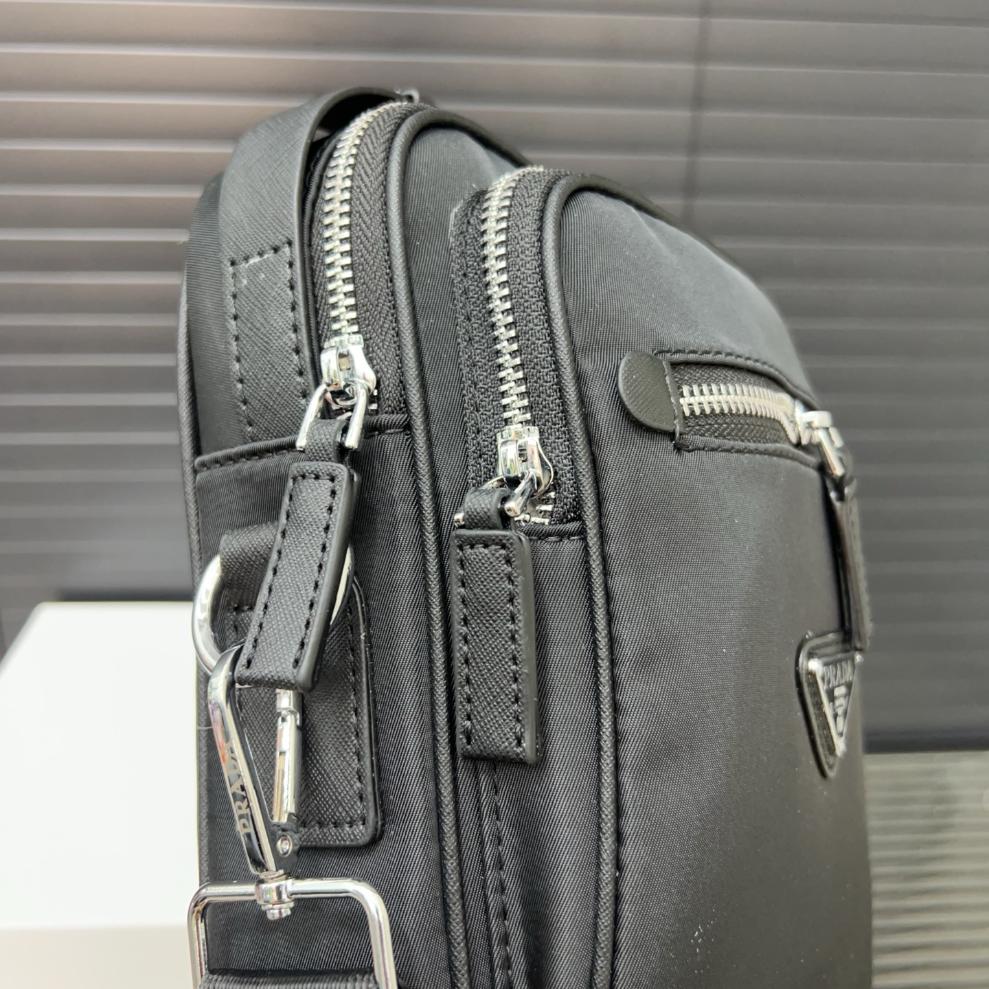 P145 Prada 普拉达
Re-Nylon尼龙布三角形徽标单肩包 邮差包斜挎  黑色三角标帆布邮差包  规格23 x 16cm