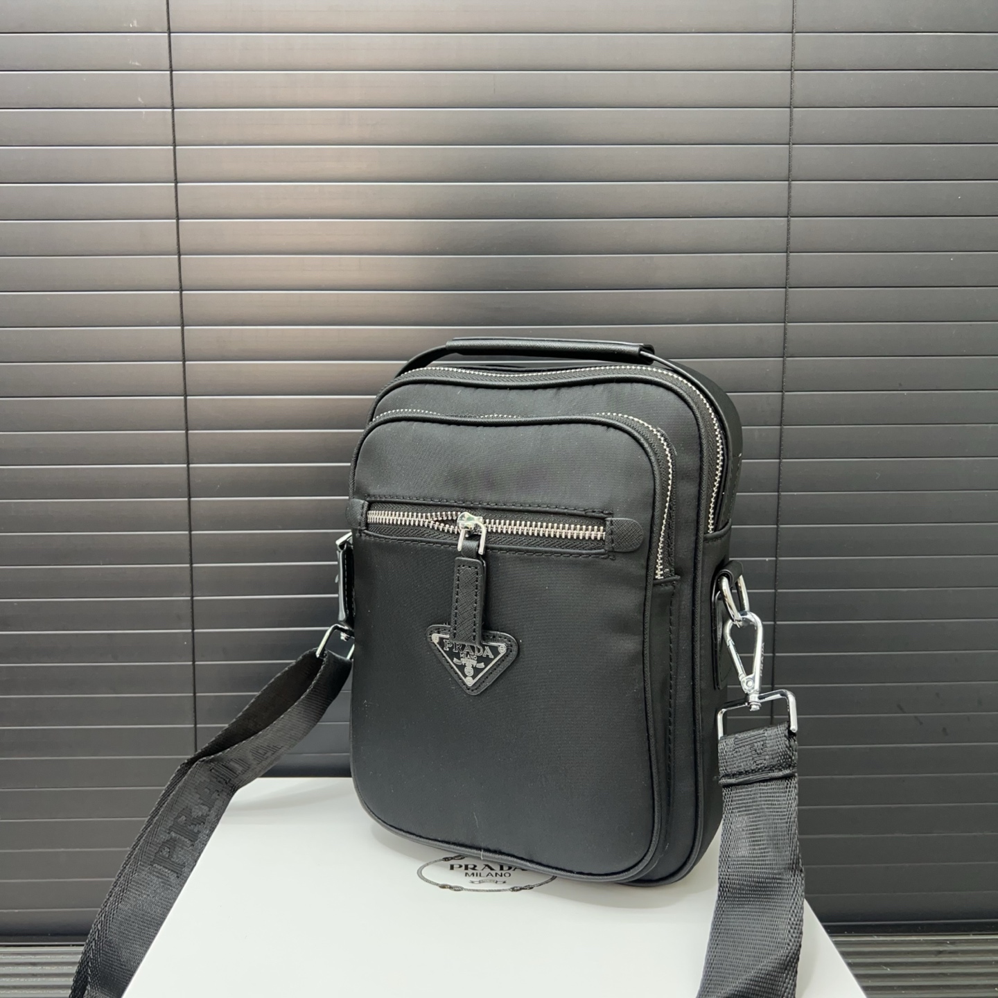 P145 Prada 普拉达
Re-Nylon尼龙布三角形徽标单肩包 邮差包斜挎  黑色三角标帆布邮差包  规格23 x 16cm