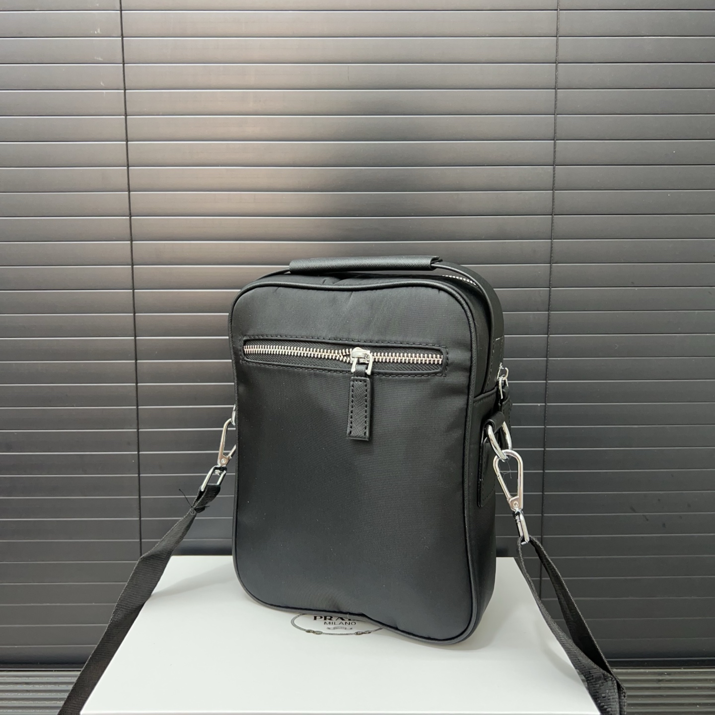 P145 Prada 普拉达
Re-Nylon尼龙布三角形徽标单肩包 邮差包斜挎  黑色三角标帆布邮差包  规格23 x 16cm