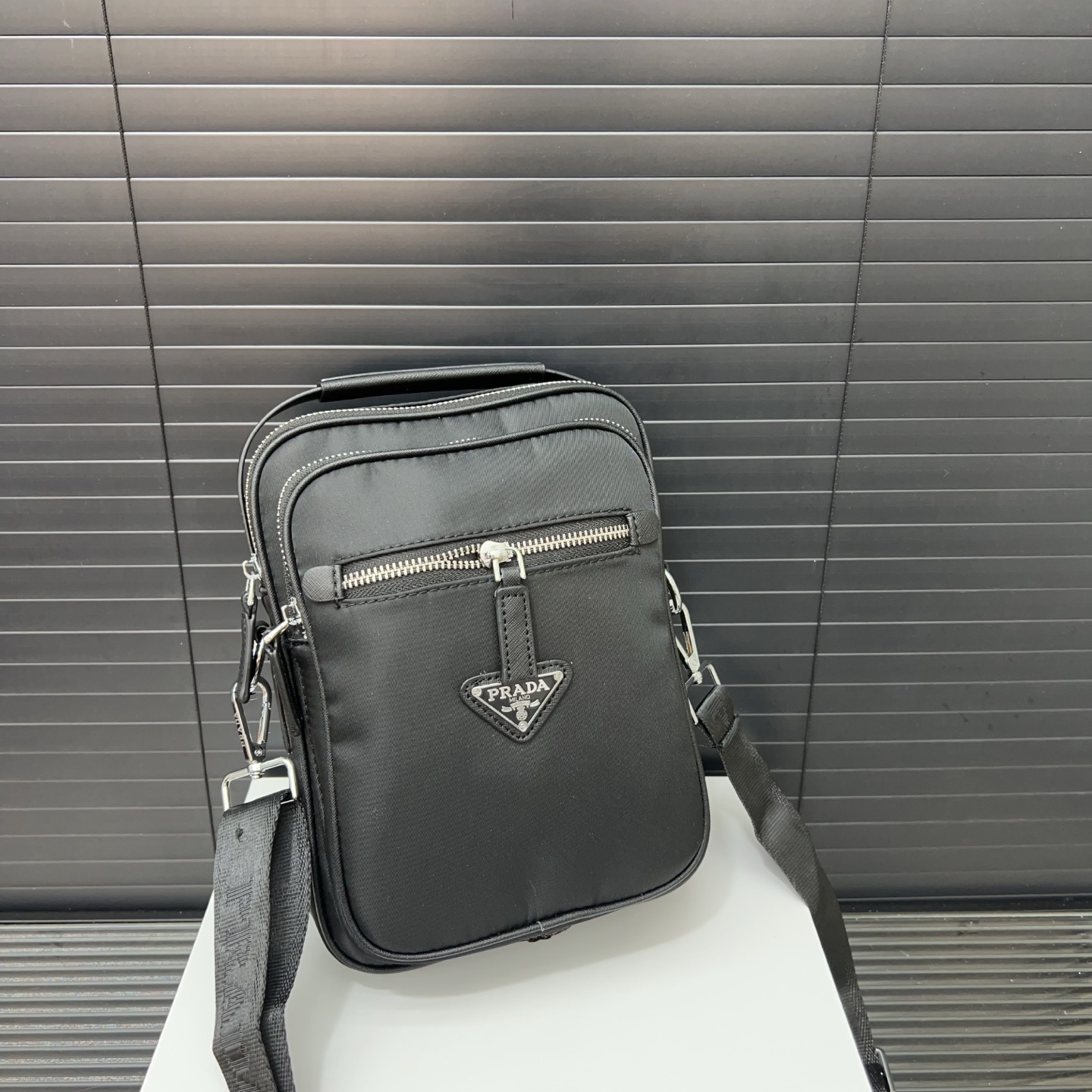 P145 Prada 普拉达
Re-Nylon尼龙布三角形徽标单肩包 邮差包斜挎  黑色三角标帆布邮差包  规格23 x 16cm