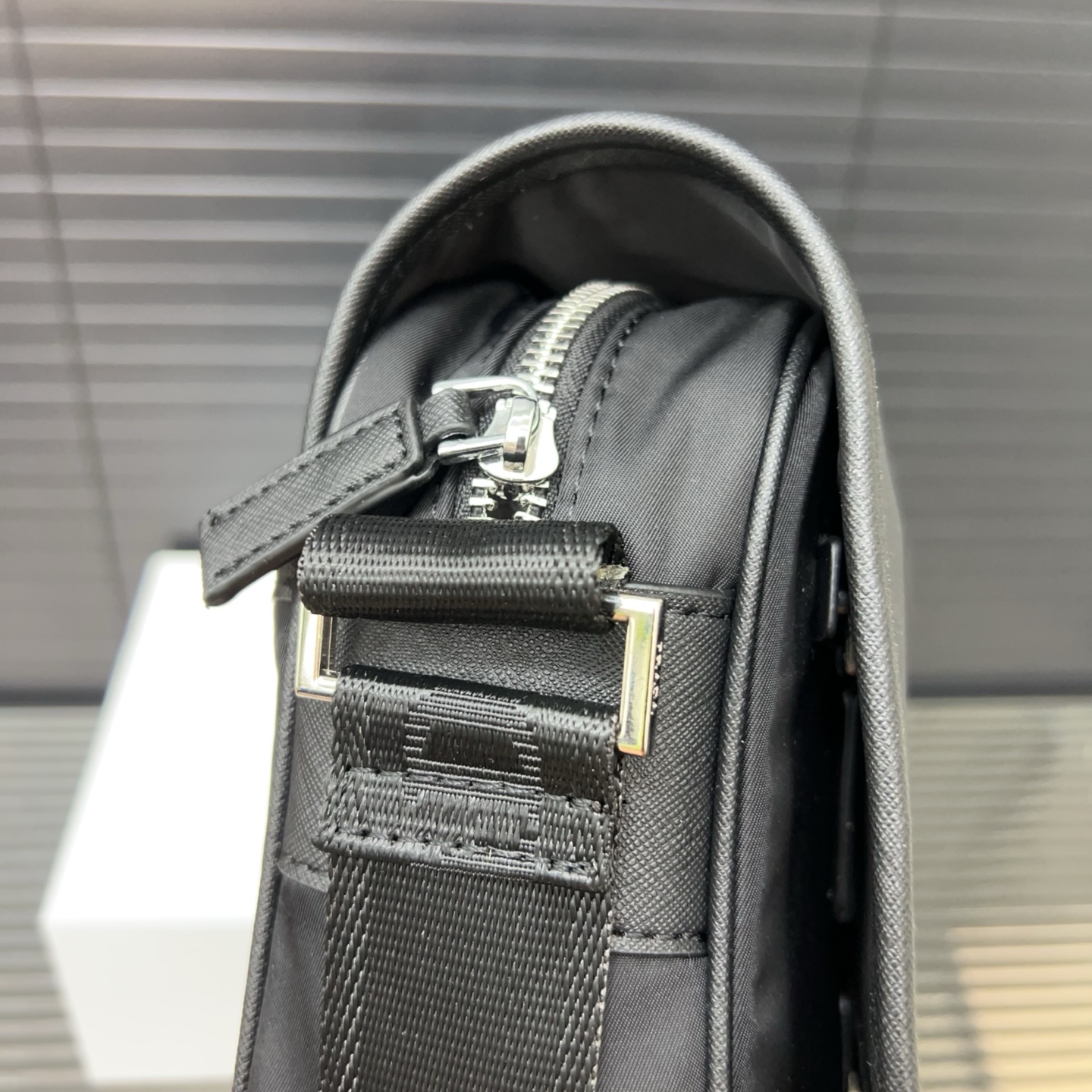 P150 Prada 普拉达
Re-Nylon二合一 尼龙布三角形徽标单肩包 邮差包斜挎  黑色三角标帆布邮差包  规格22 x 28 cm