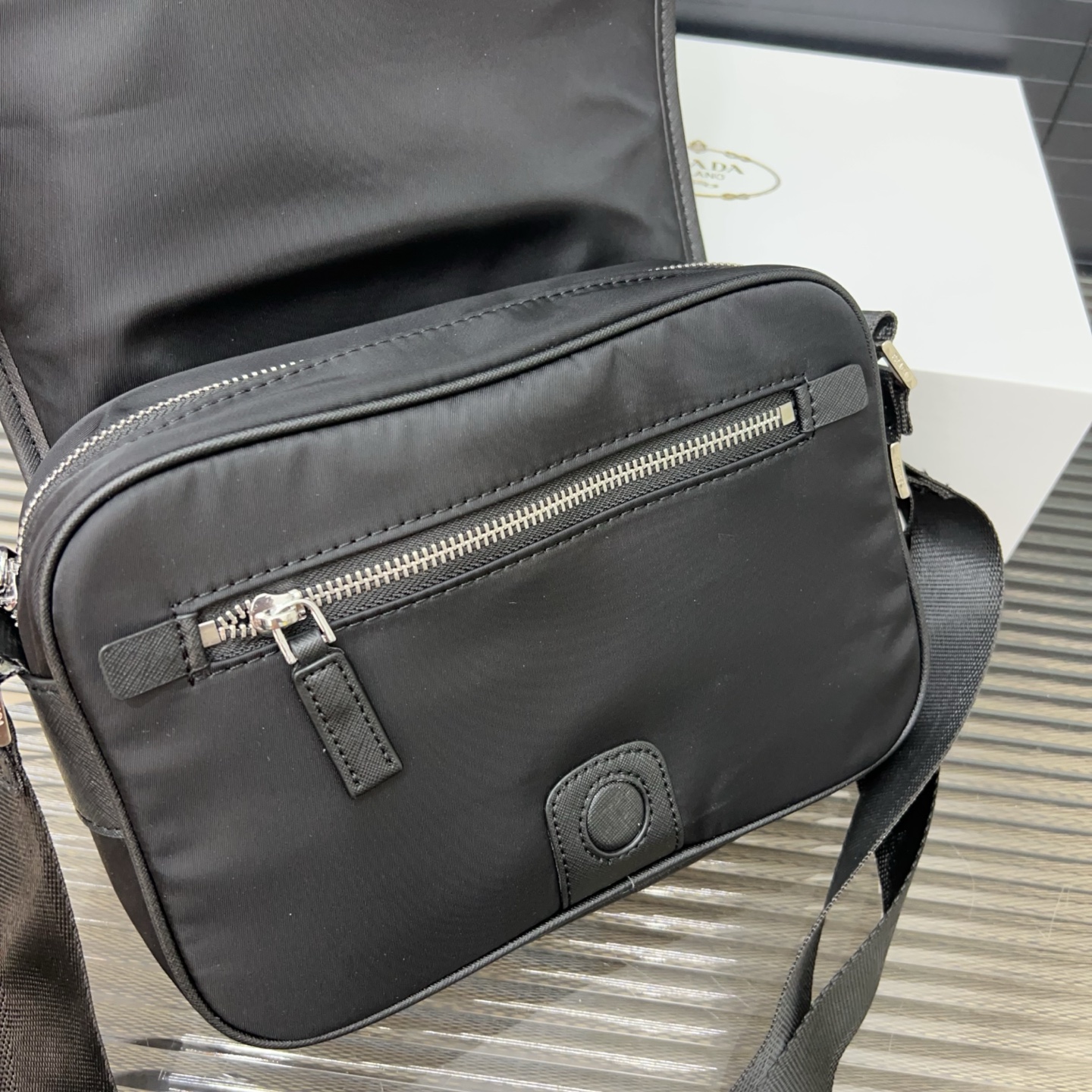 P150 Prada 普拉达
Re-Nylon二合一 尼龙布三角形徽标单肩包 邮差包斜挎  黑色三角标帆布邮差包  规格22 x 28 cm